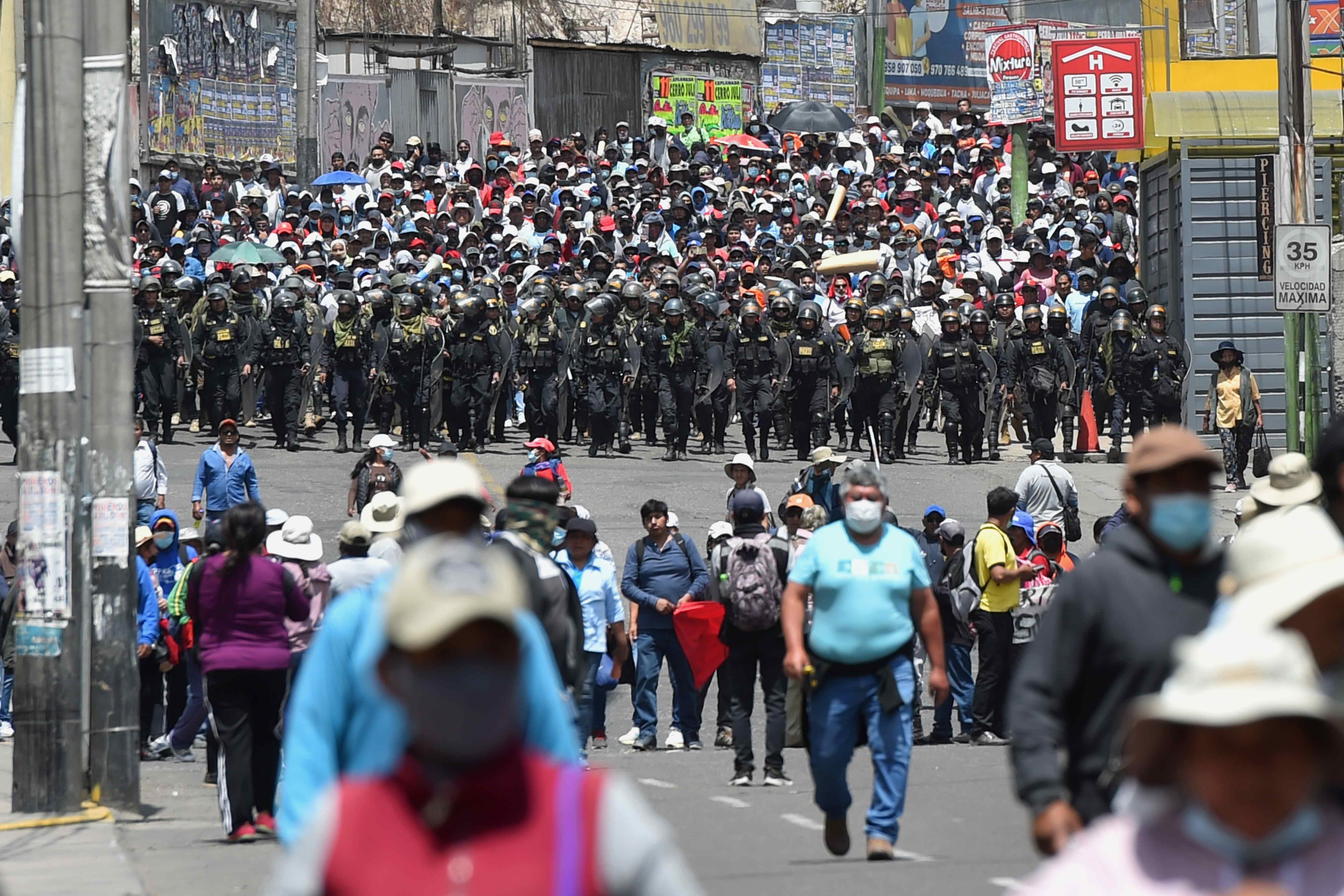 Perú abre canal de atención y localización a los turistas varados por protestas