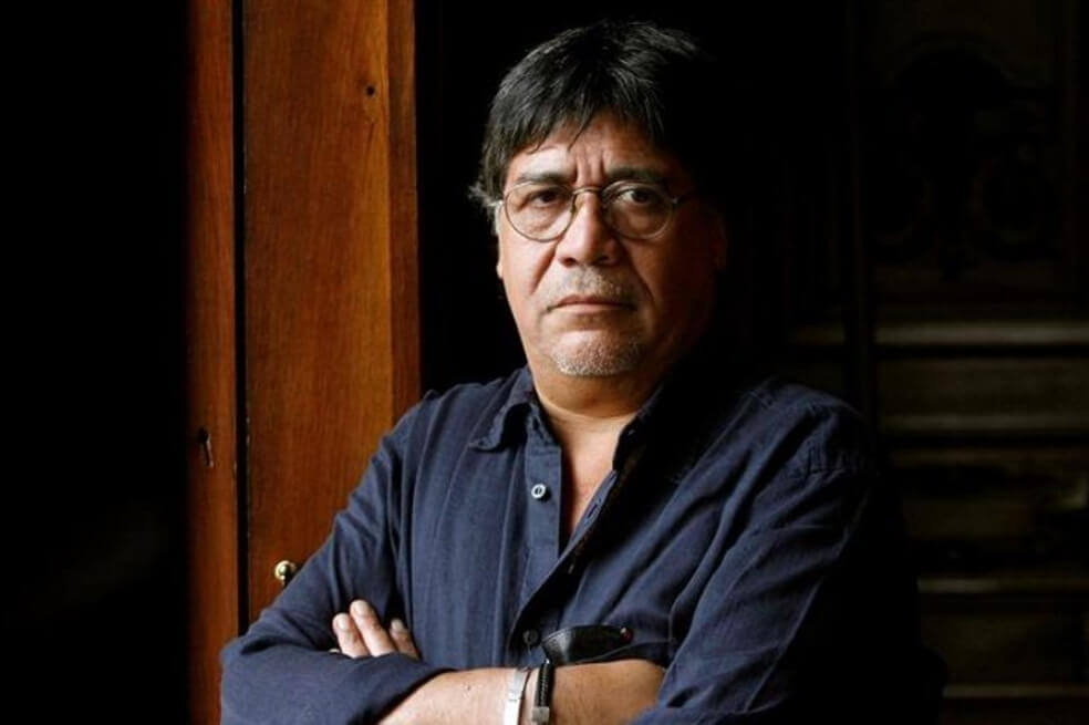 Vecinos de Gijón homenajean a Sepúlveda agitando libros desde sus ventanas