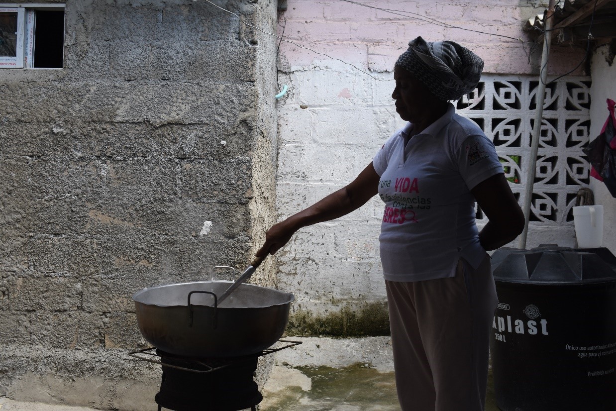 Maritza preparando el dulce de coco para elaborar sus cocadas.