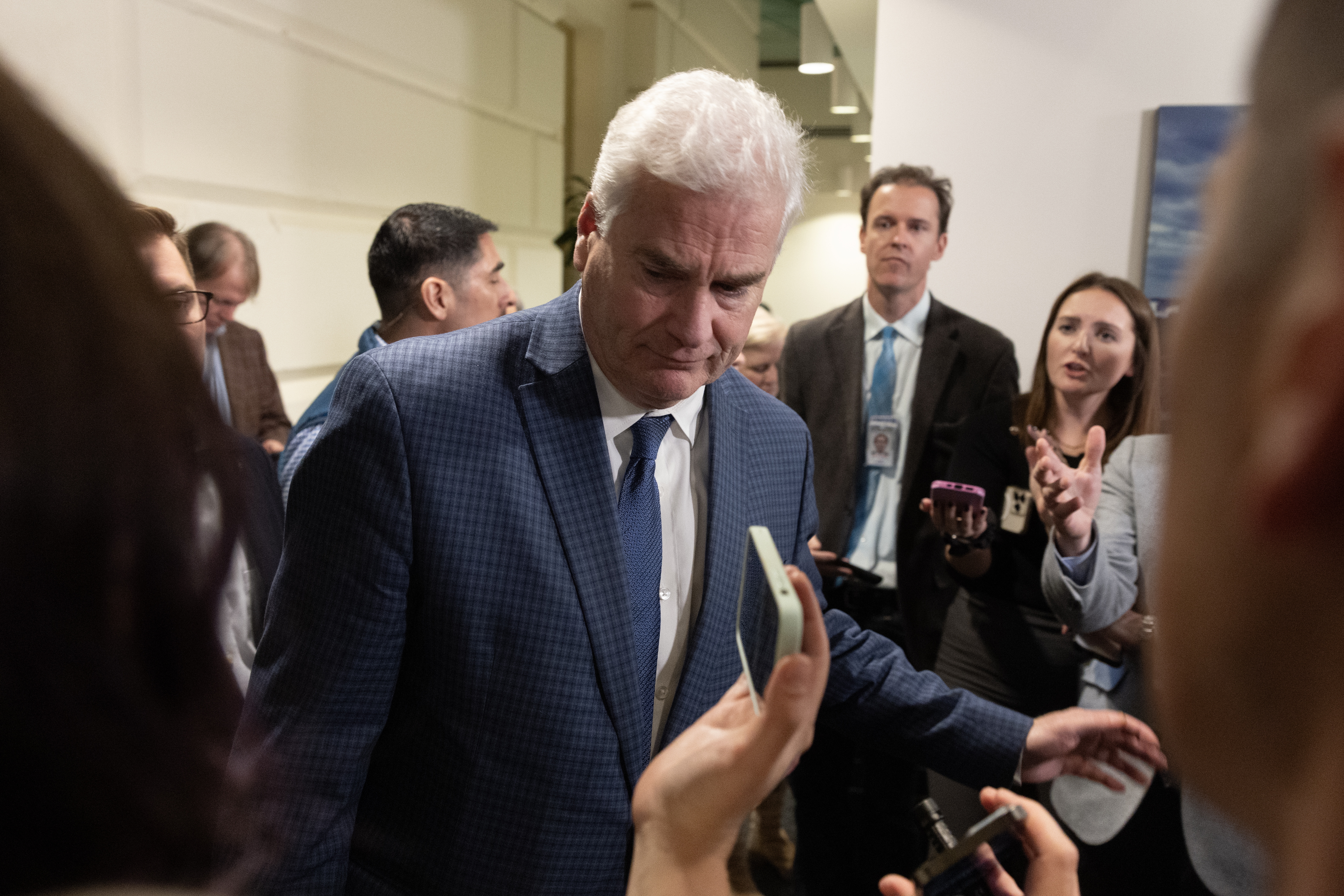 Washington (United States), 17/10/2023.- Republican Representative of Minnesota Tom Emmer (C) leaves after attending a meeting of the House Republican Conference to discuss the vacant Speaker of the House position, on Capitol Hill in Washington, DC, USA, 16 October 2023. The House is scheduled to vote a new Speaker of the House on 17 October with Republican Representative of Ohio Jim Jordan as the lead Republican candidate for House Speaker. (Jordania) EFE/EPA/MICHAEL REYNOLDS