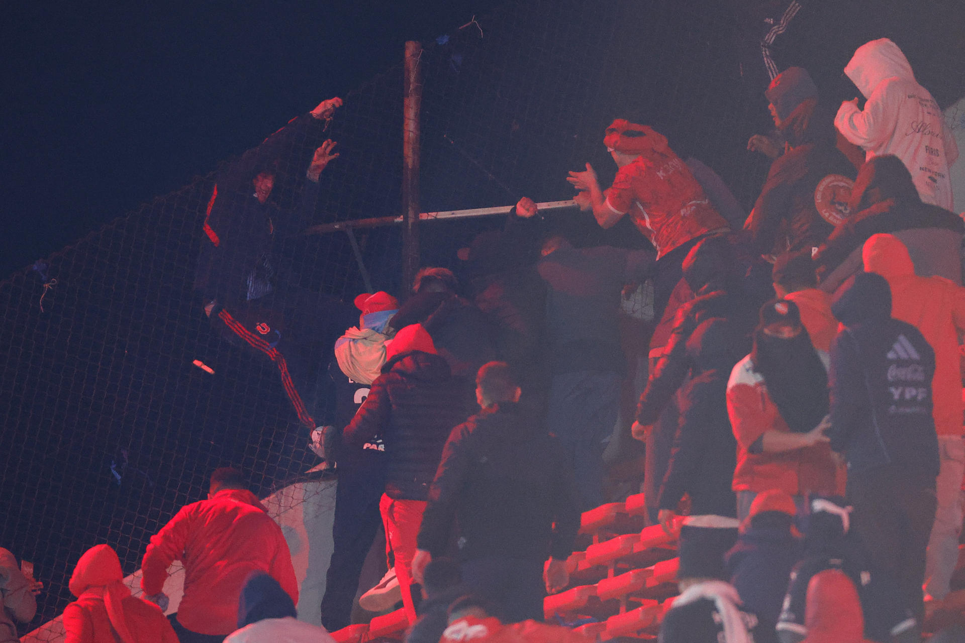 Dieron de alta al hincha de U. de Chile que cayó de la tribuna de Independiente