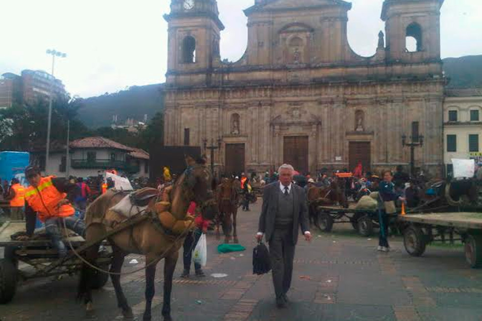 Movilización sigue en Plaza de Bolívar un día después de destitución de Petro