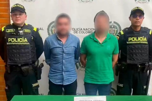 Imputan cargos a dos pasajeros por agredir a policías en un vuelo Bogotá-Cali