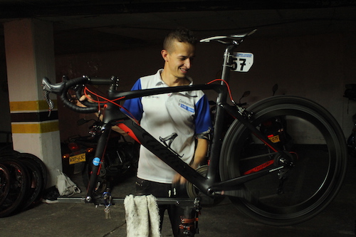 Las bicicletas deben estar impecables y a punto para cada etapa. Además de la estética, la responsabilidad de los mecánicos es la de velar por la seguridad de los ciclistas, que alcanzan velocidades de hasta 80 kilómetros por hora.Javier FerreiraLos dos mecánicos se turnan las labores. Hoy a Alejandro le correspondió lavar las bicicletas y a Daniel hacer el mantenimiento y ajustar los cambios. Si alguno termina primero, ayudará al otro en su tarea.