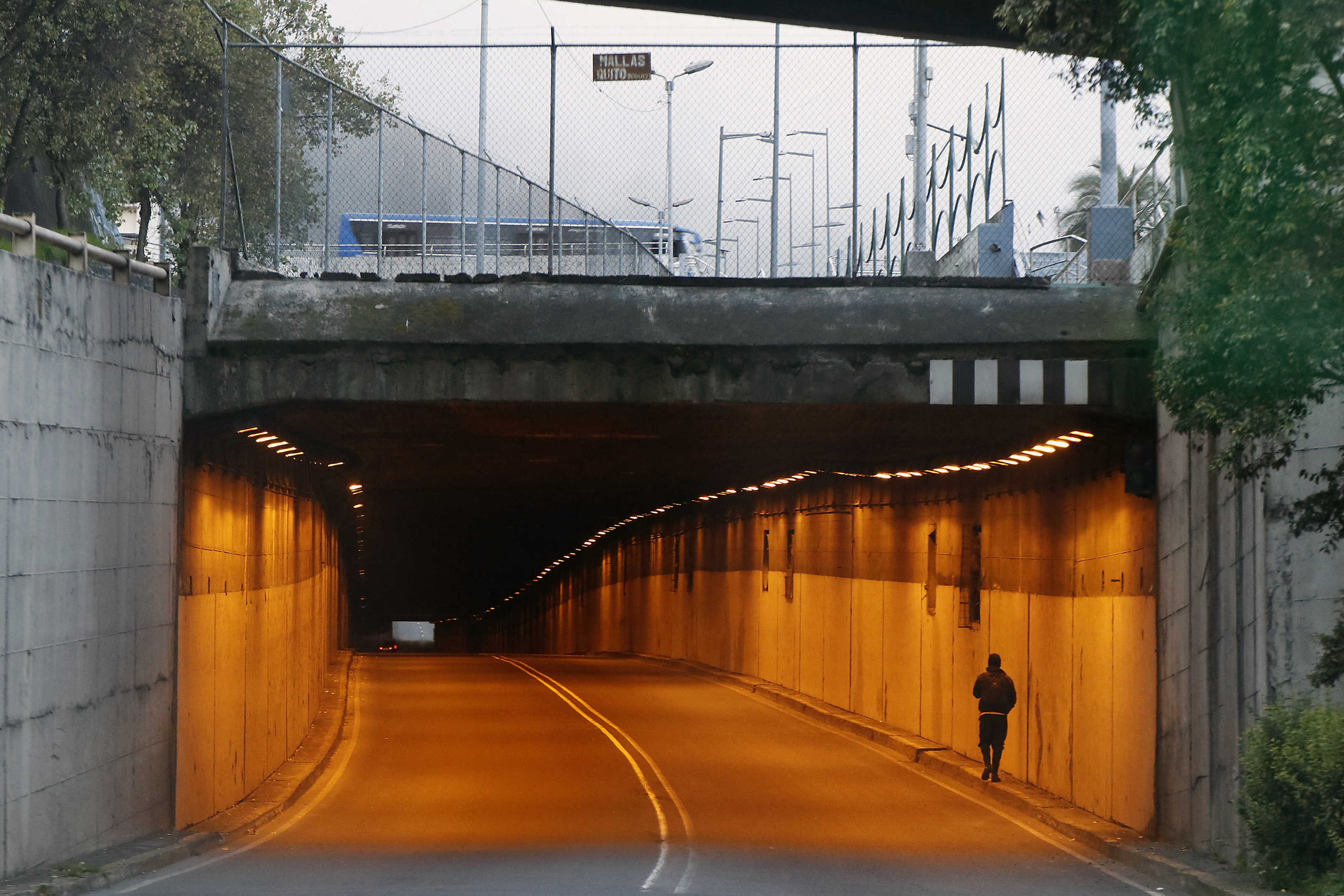 Una calle habitualmente concurrida de Quito se ve vacía el 10 de enero de 2024, mientras Ecuador se encuentra en estado de emergencia tras la fuga de prisión de un peligroso jefe narco.