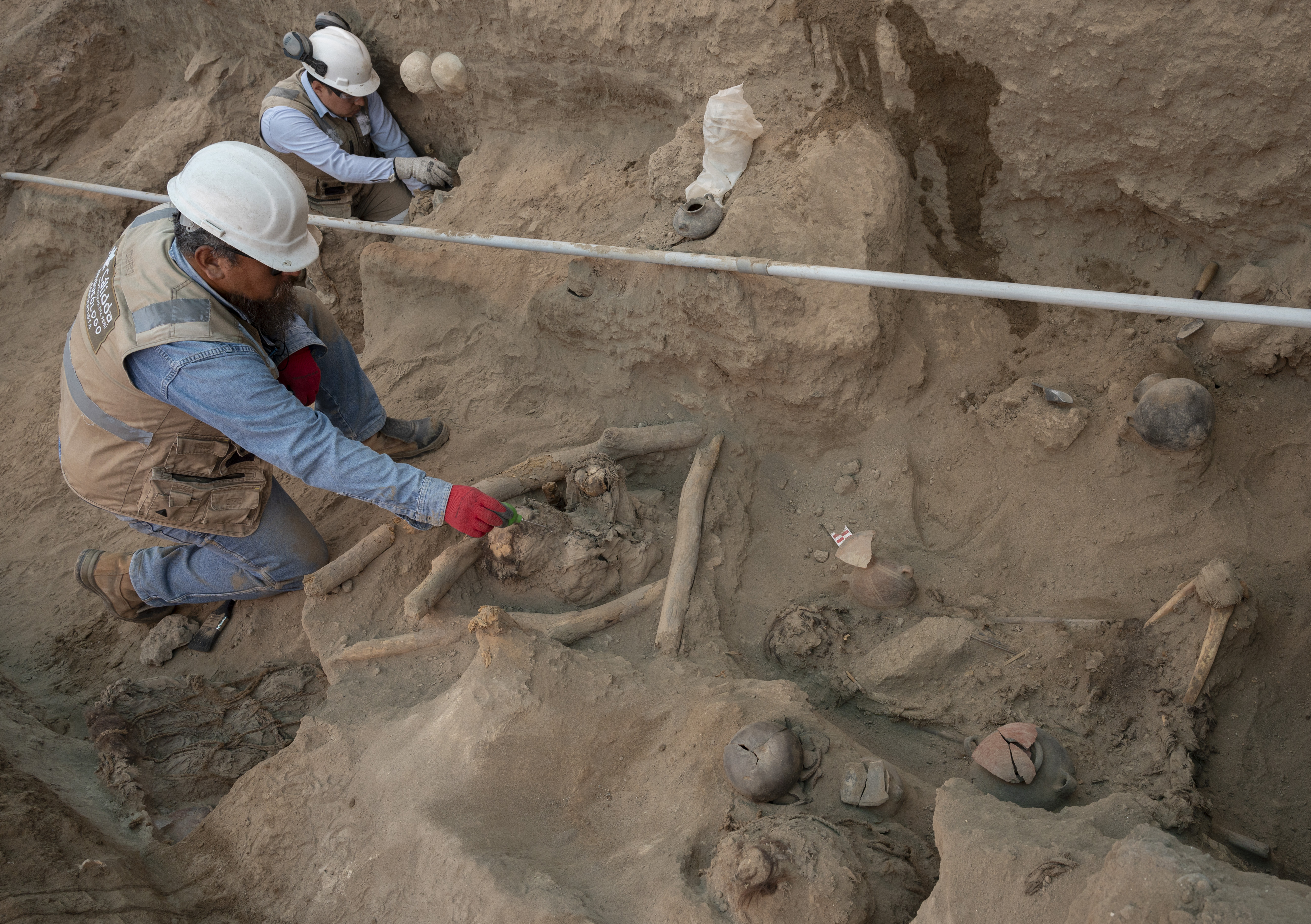 Obreros de gas descubren ocho tumbas prehispánicas en Perú