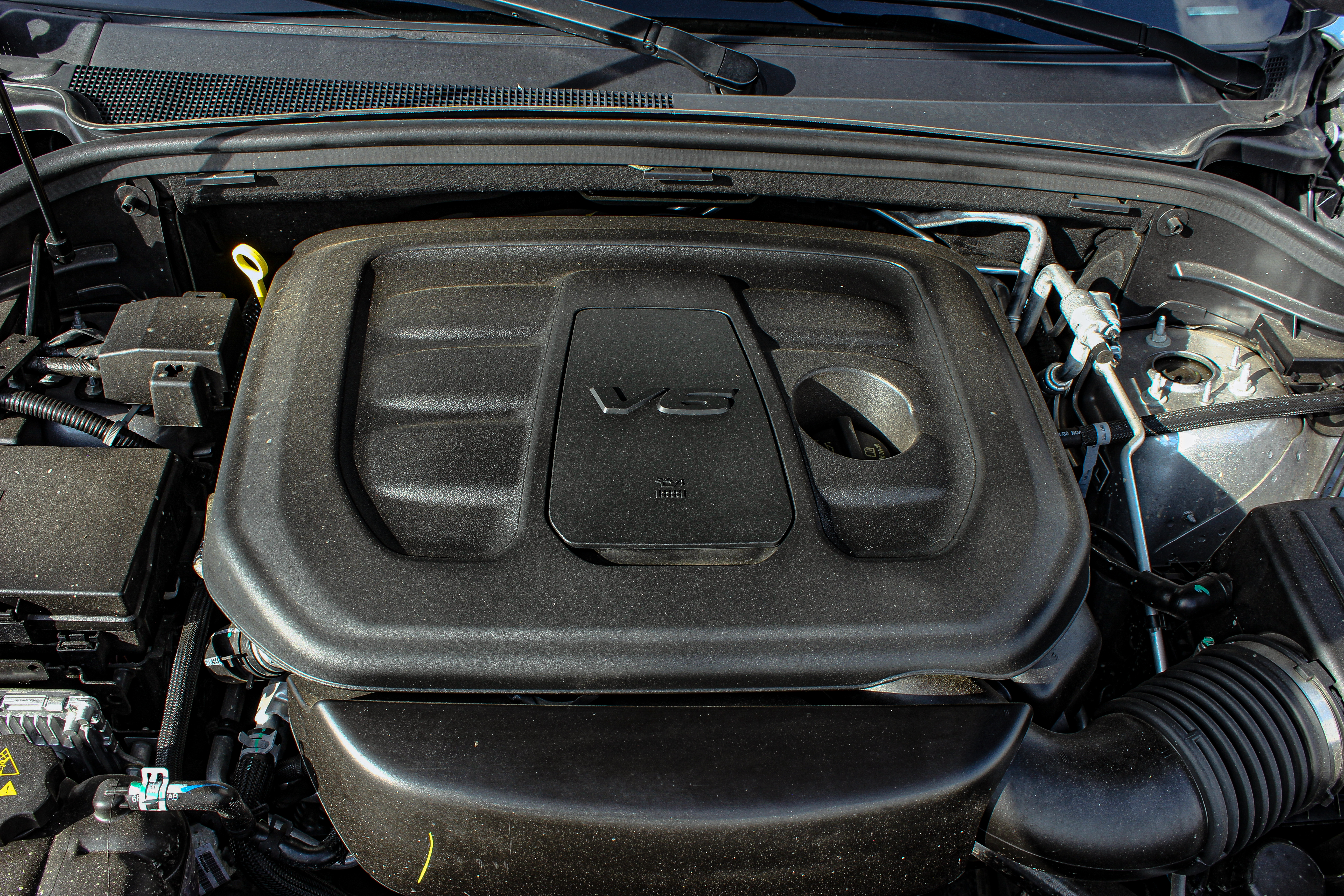 Incluye un motor V6 Pentastar de 3.6 litros, capaz de entregar hasta 295 caballos de poder y 352 Nm de torque.
