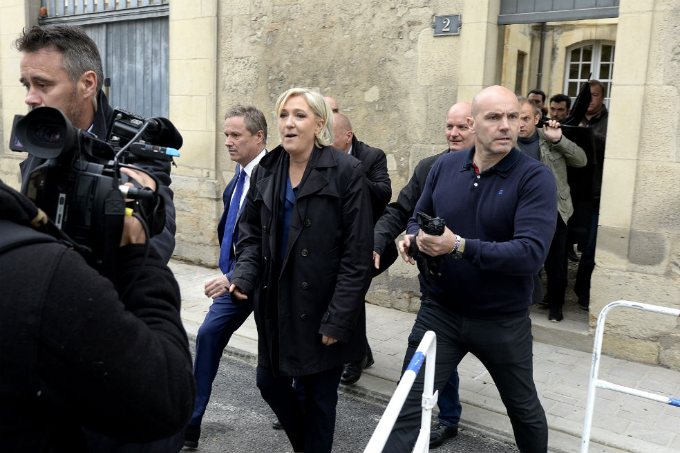 Le Pen abucheada en visita a ciudad símbolo de la realeza francesa