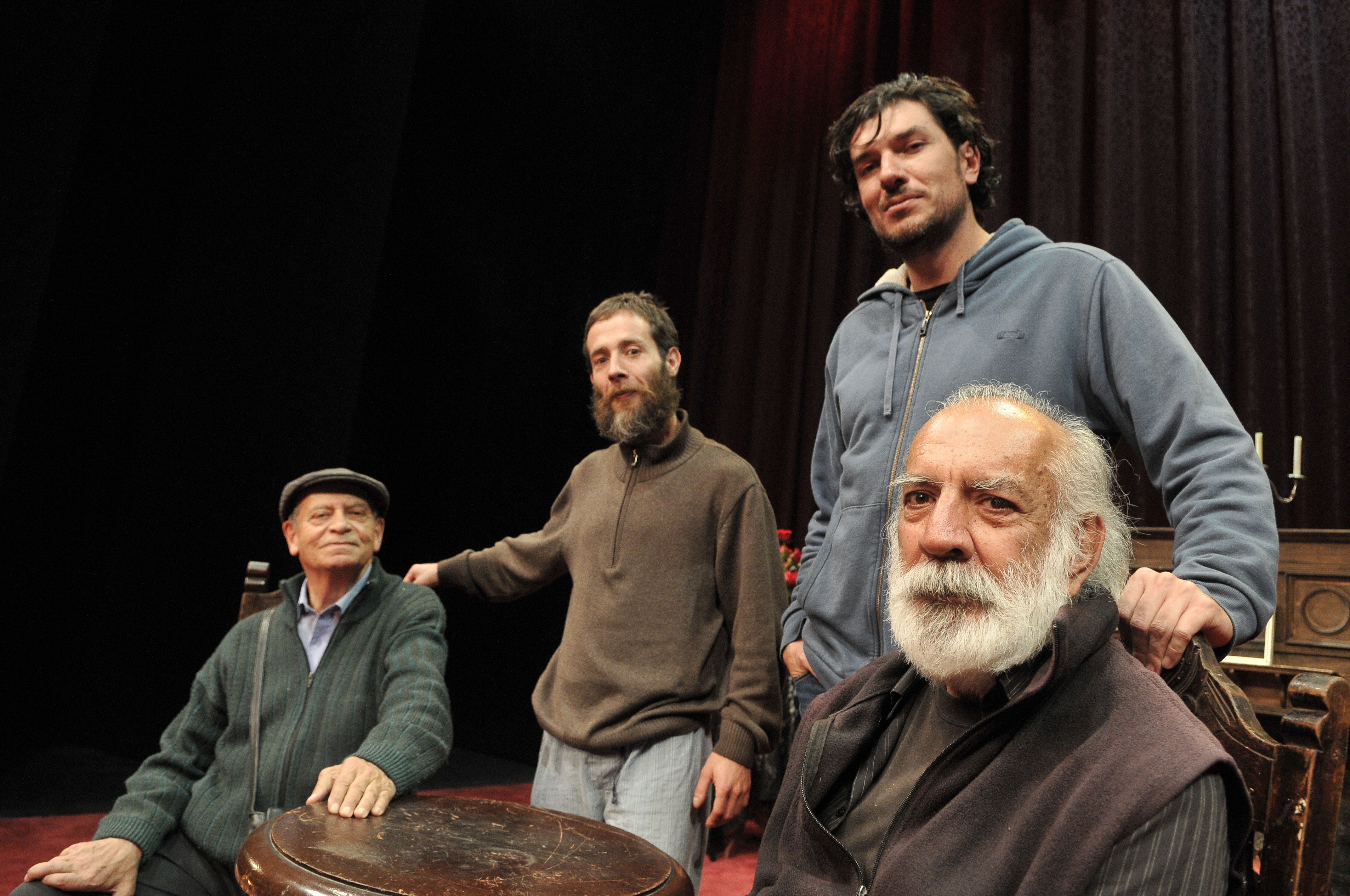Luis Fernando Orozco (con boina); Gustavo Antonio Angarita (sentado) y Gustavo Angarita Jr. (buso gris), actores colombianos durante esta obra de teatro.