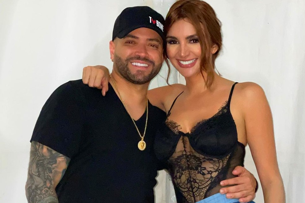 Nacho y Melany están juntos desde hace tres años. Se conocieron cuando el entrenador de La Voz Kids, que debía posar para una sesión fotográfica en Venezuela, buscaba quien lo asesorara. Un amigo en común los presentó, pues la comunicadora social tenía los contactos perfectos para lograr la producción perfecta. Fueron amigos durante algún tiempo, y durante la pandemia decidieron darle una oportunidad al amor que había nacido entre ellos y se fueron a vivir juntos. En 2020 se convirtieron en padres de Mya Michelle.