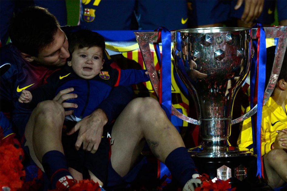 Messi lleva a su hijo sin seguridad en el carro