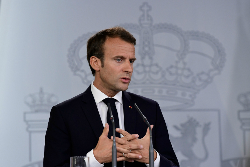 Macron califica de "tormenta en un vaso de agua" escándalo Benalla