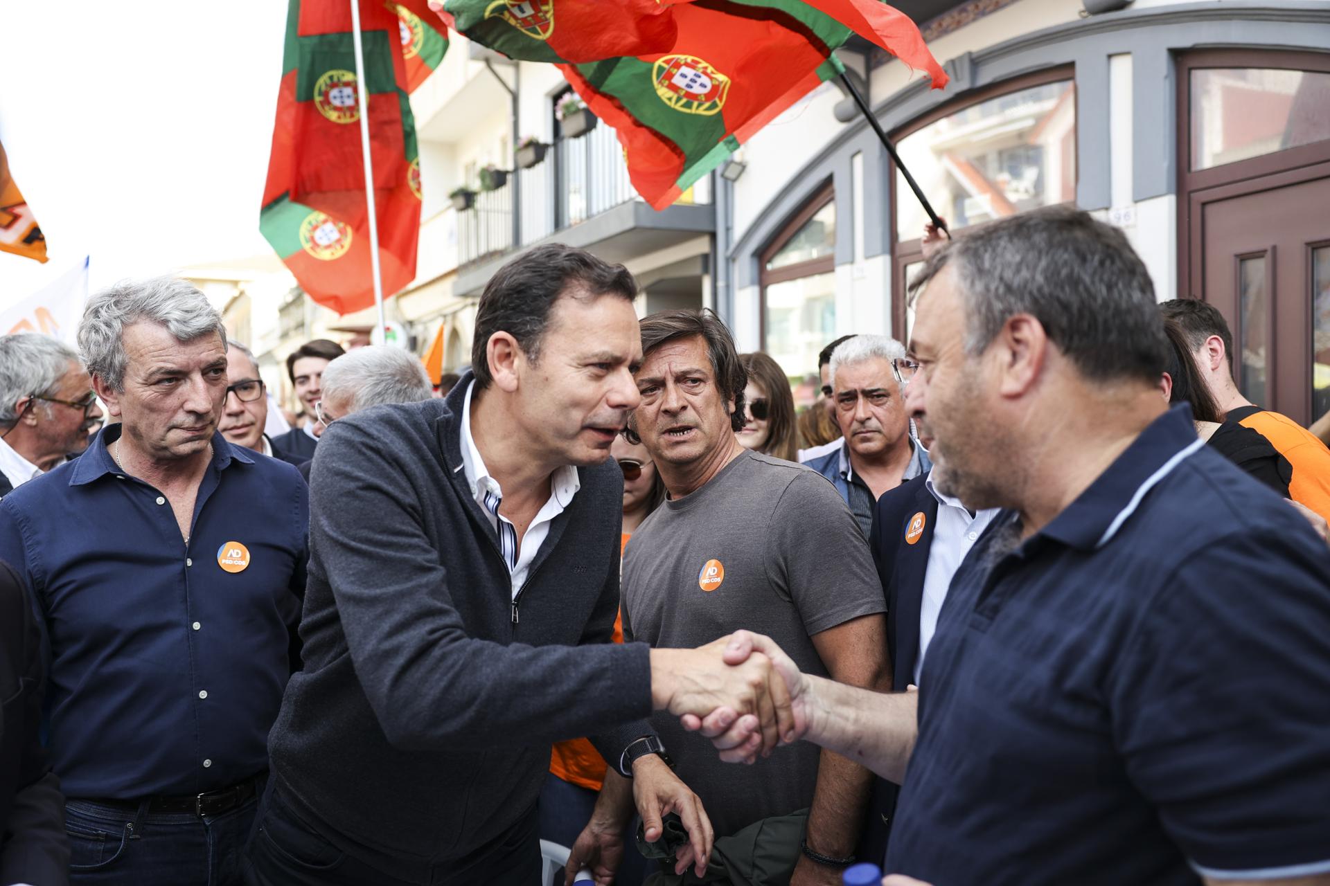 Ovar (Portugal), 09/05/2025.- The president of the Social Democratic Party (PSD), Luis Montenegro (C), on a street action of the Democratic Alliance, as part of the campaign for the legislative elections, in Ovar, Portugal, 09 May 2025. The legislative elections will take place on 18 May 2025. (Elecciones) EFE/EPA/MIGUEL A. LOPES
