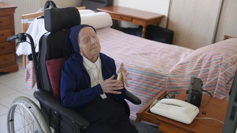 La persona más anciana del mundo falleció este martes 17 de enero de 2023 a los 118 años, mientras dormía en un hogar de ancianos del que hacía parte: Sainte-Catherine Laboure, Francia.