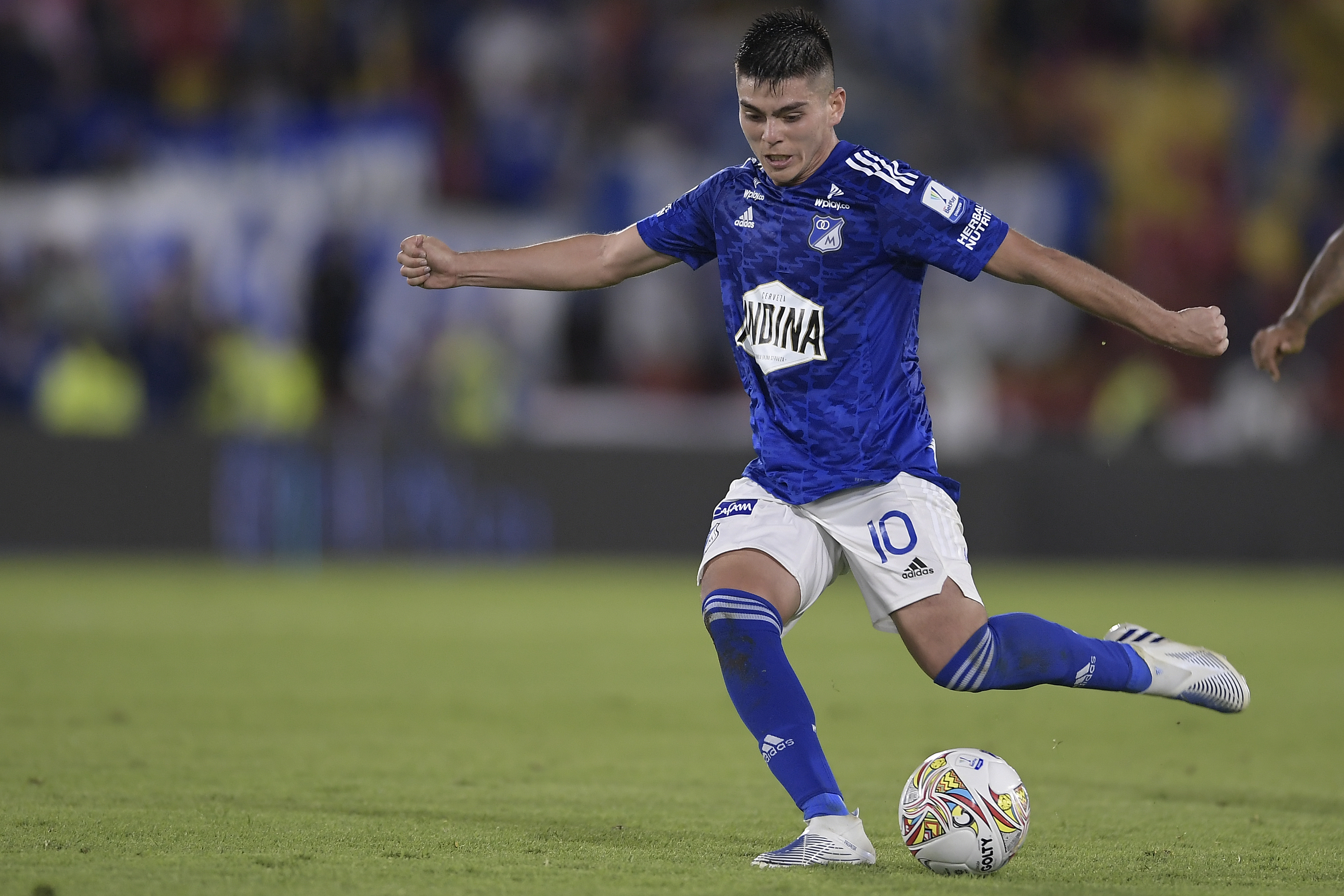 Futbolista colombiano, mediocampista de Millonarios, en el partido ante Bucaramanga por la segunda fecha de la Liga Betplay 2022-II.
