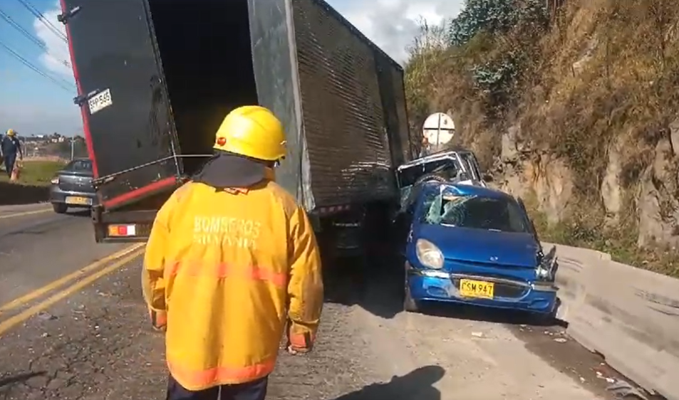 Accidente de tránsito en la vía Bogotá-Girardot.