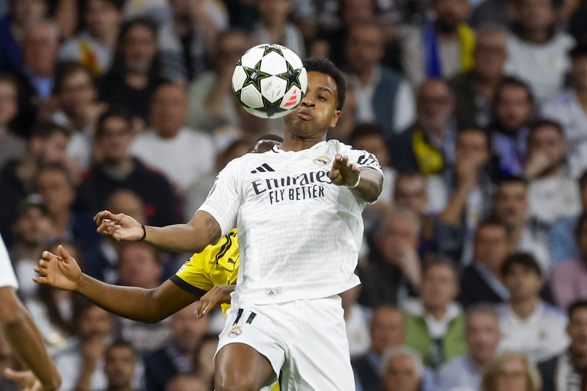 MADRID, 22/10/2024.- El delantero brasileño del Real Madrid Rodrygo Goes (i) controla un balón durante el encuentro correspondiente a la fase regular de la Liga de Campeones entre Real Madrid y Borussia Dortmund, este martes en el estadio Santiago Bernabéu, en Madrid. EFE / Juanjo Martín