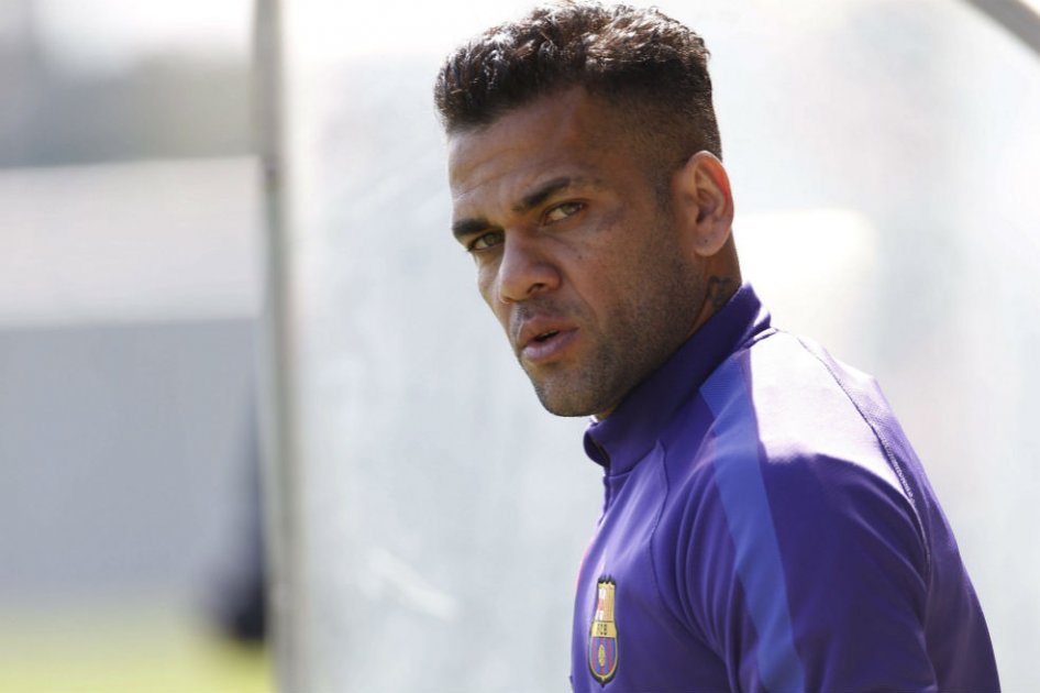 Dani Alves sufre un esguince en el tobillo derecho
