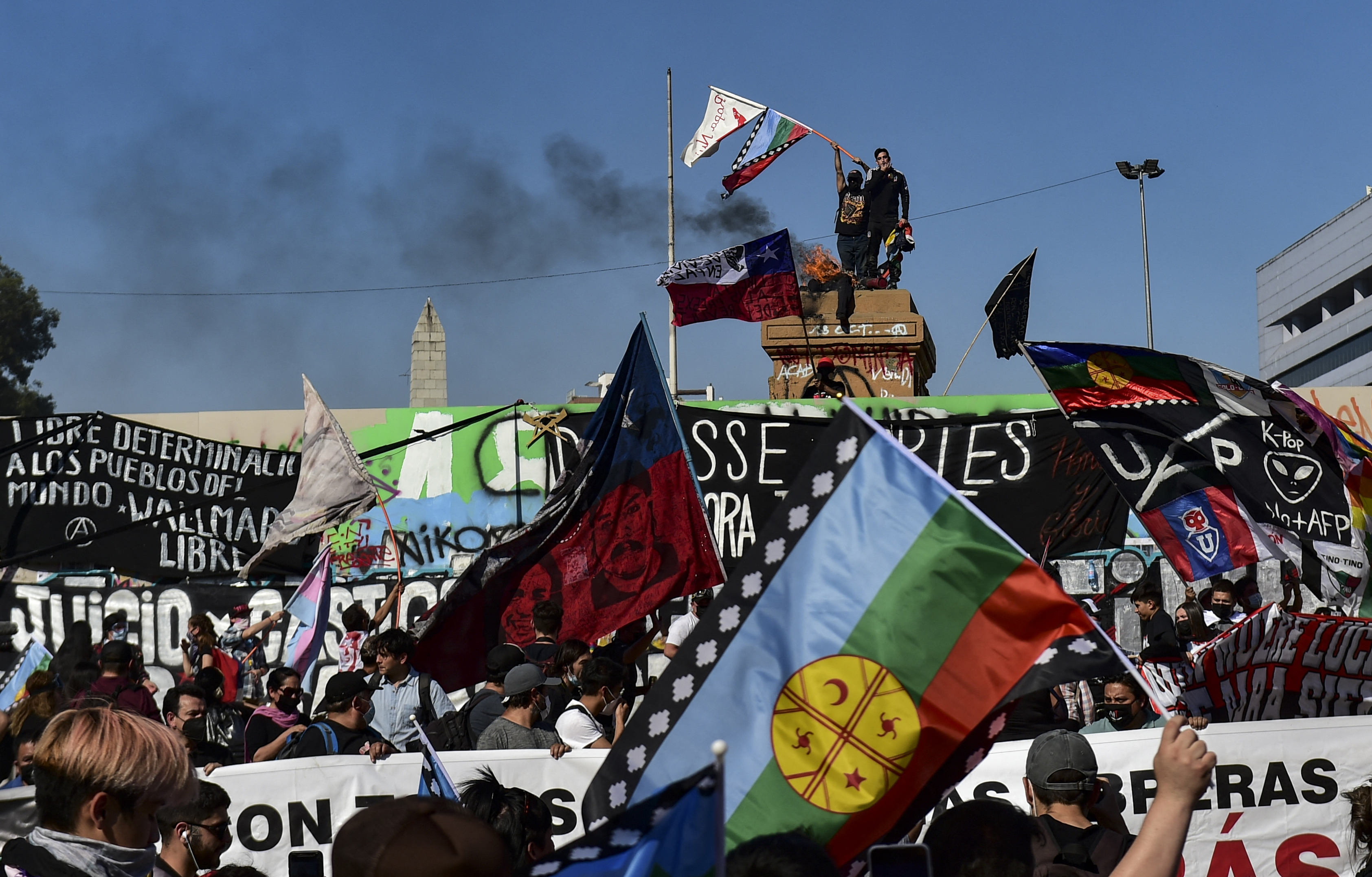 Las imágenes tras las masivas protestas en Chile; 450 personas fueron detenidas