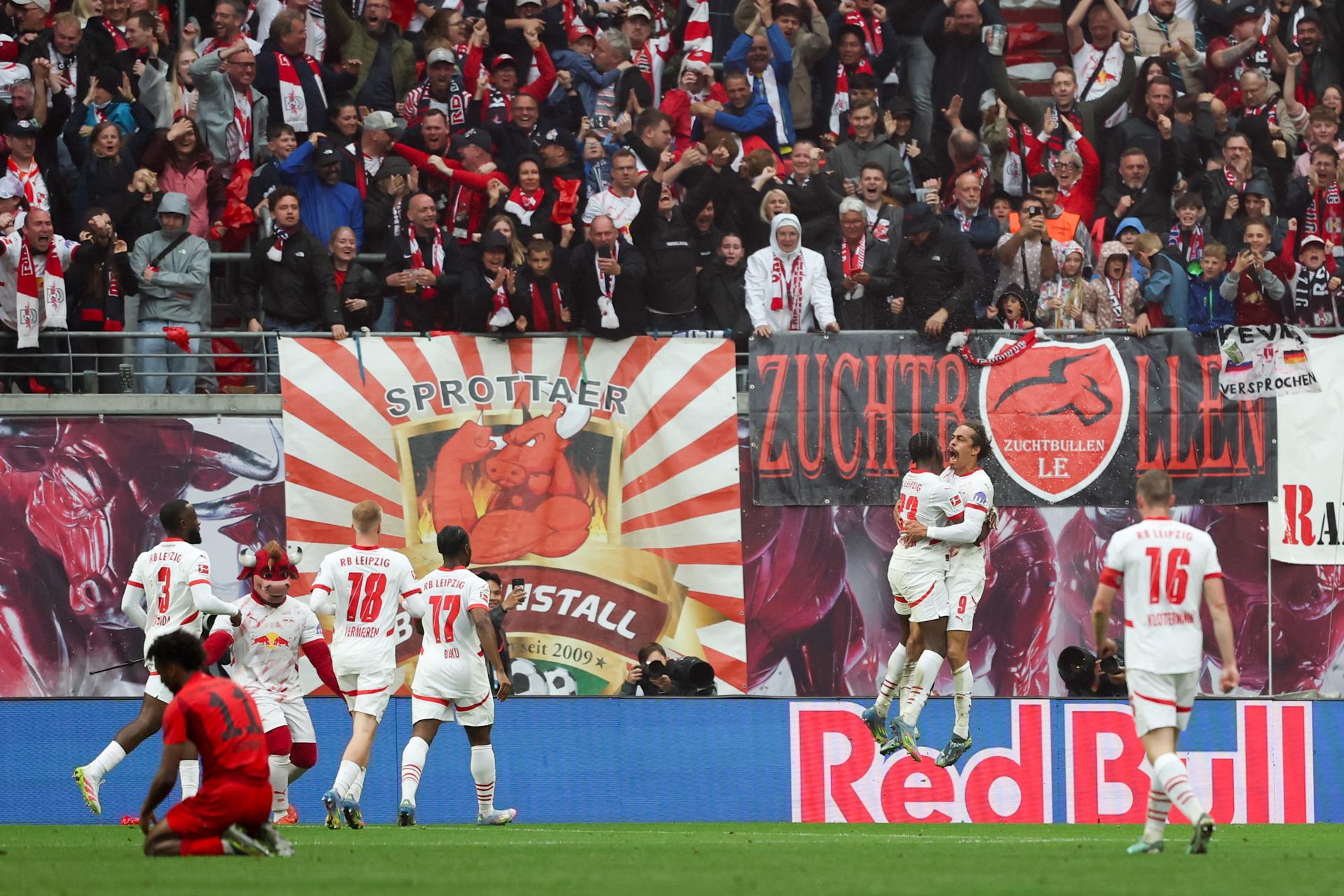 Leipzig (Germany), 03/05/2025.- LeipzigÂ´s Yussuf Poulsen (2-R) celebrates after scoring the 3-3 during the German Bundesliga soccer match between RB Leipzig and Bayern Munich in Leipzig, Germany, 03 May 2025. (Alemania) EFE/EPA/Filip Singer ATTENTION: The DFL regulations prohibit any use of photographs as image sequences and/or quasi-video.
