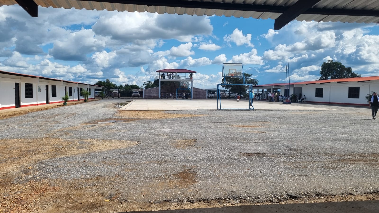 El colegio o Instituto agroecológico Sabanas del Yarí, cuenta con una granja de 330 hectáreas cultivables habilitadas.