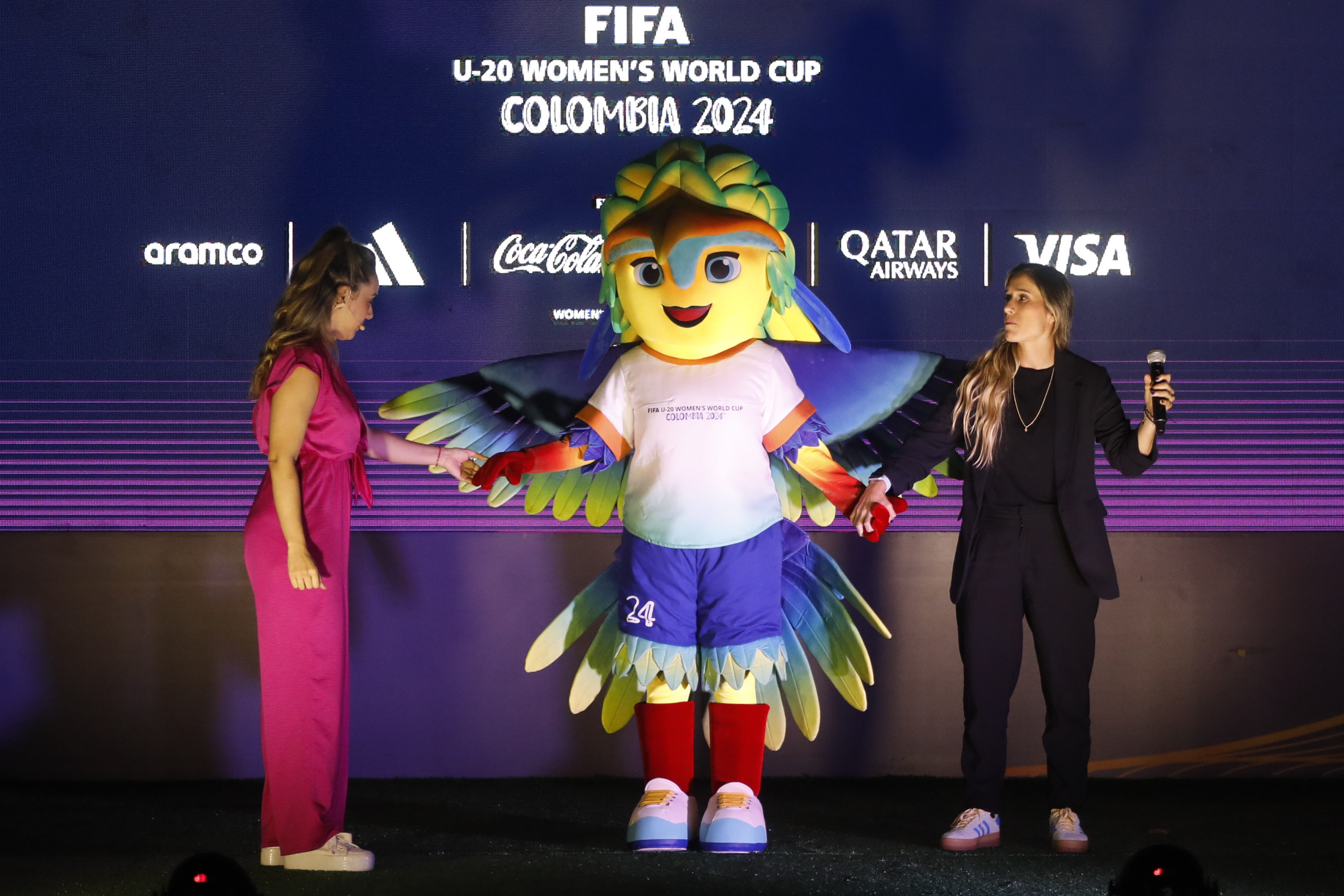 AMDEP2254. MEDELLÍN (COLOMBIA), 23/05/2024.- La capitana selección Colombia femenina, Daniela Montoya (d), posa con la mascota de la Copa Mundial Femenina Sub-20, Kinti, este jueves durante su presentación a 100 días del mundial, en el Orquídeorama del Jardín Botánico de Medellín (Colombia). Medellín, Bogotá y Cali acogerán a 24 selecciones en este mundial, que se realizará del 31 de agosto al 22 de septiembre. EFE/ Luis Eduardo Noriega Arboleda