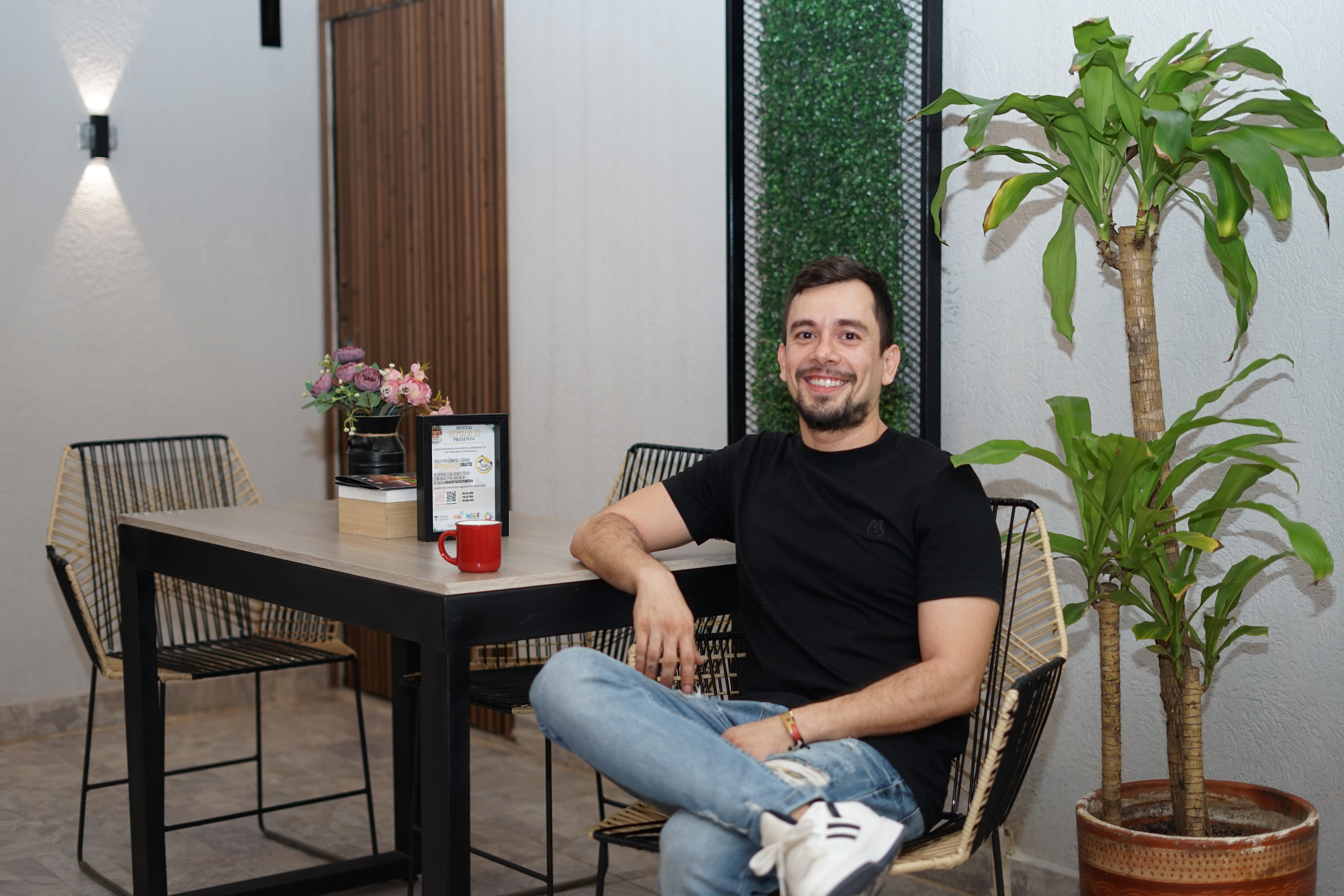 El emprendedor que creó un hotel “automatizado” y con fachada de taquilla de cine