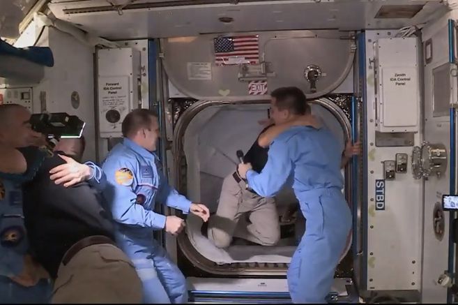 Astronautas de la Crew Dragon salen a una nueva caminata espacial