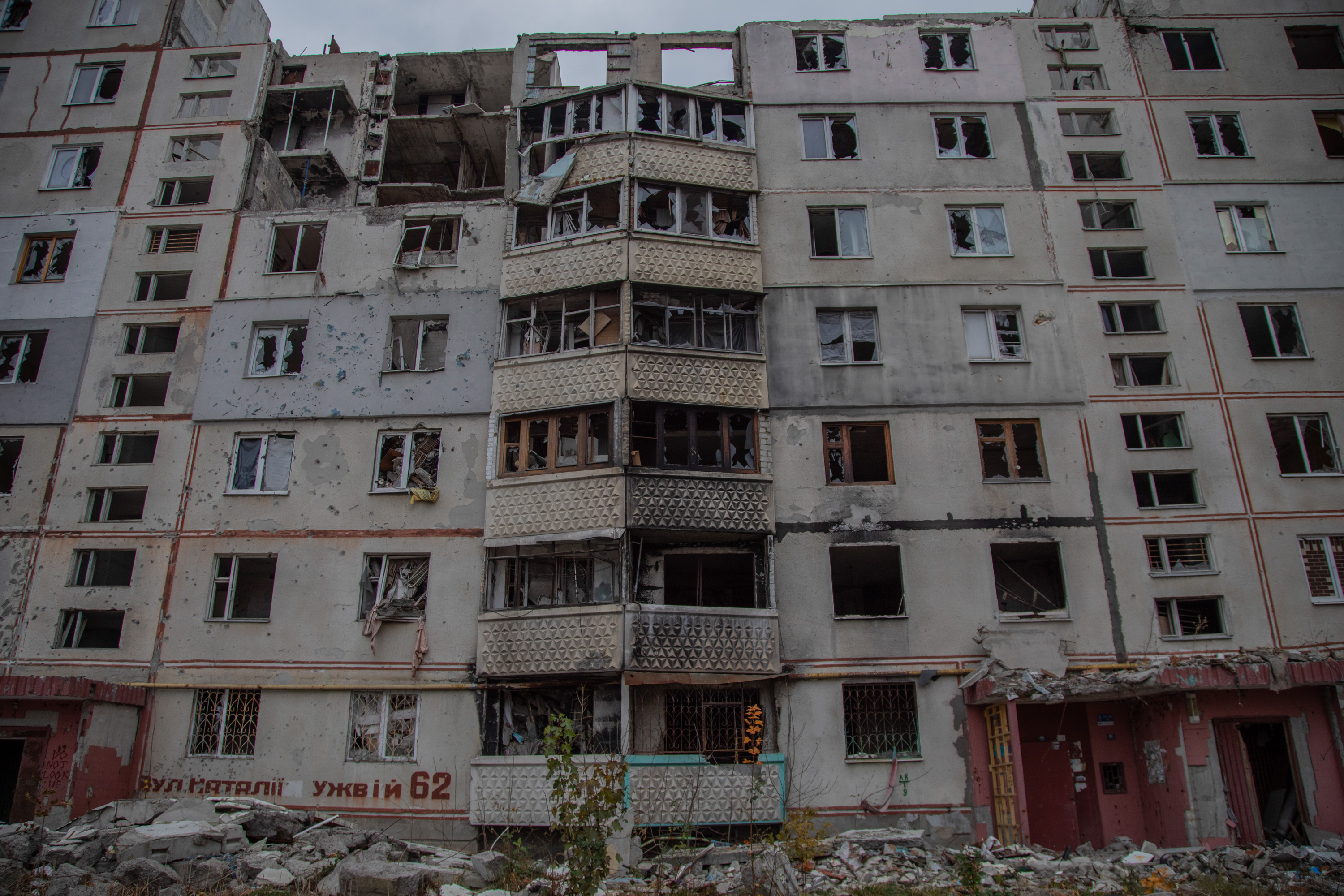 El 5 de marzo de 2024 misiles balísticos rusos destruyeron varios edificios en el barrio residencial Pivchna Saltivka, en Járkov. Se calcula que este ataque dejó unas 800 familias en situación de desplazamiento. Es uno de los tantos barrios fantasma de la ciudad.