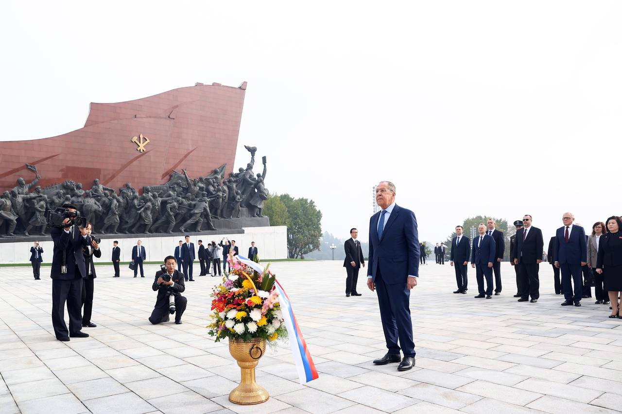 El canciller ruso, desde Corea del Norte, denunció la política de Estados Unidos