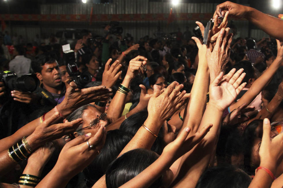 Entregan cuchillos a mujeres en India para que se defiendan de agresiones