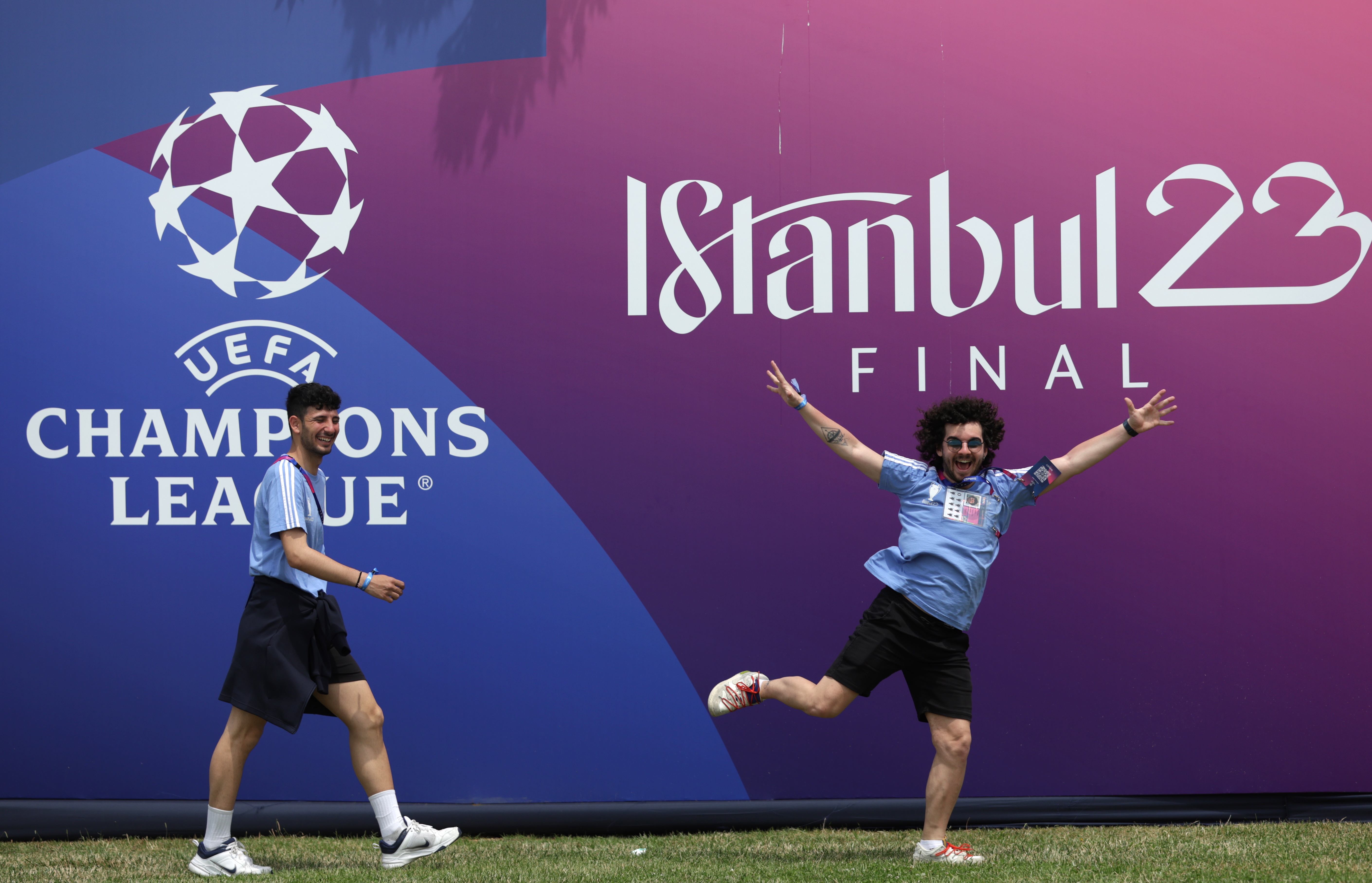 Istanbul (Turkey), 08/06/2023.- People pose during the UEFA Champions Festival at the Yenikapi event area in Istanbul, Turkey, 08 June 2023. Manchester City will play Inter Milan in the UEFA Champions League final at the Ataturk Olympic Stadium in Istanbul on 10 June 2023. (Liga de Campeones, Turquía, Estanbul) EFE/EPA/ERDEM SAHIN