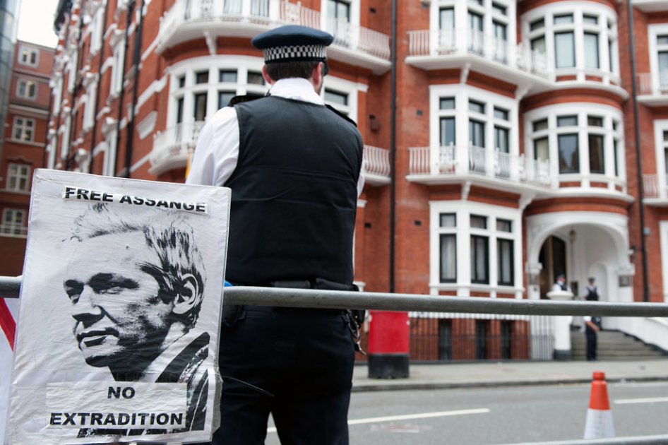 Assange a la expectativa, cerco a la embajada de Ecuador en Londres
