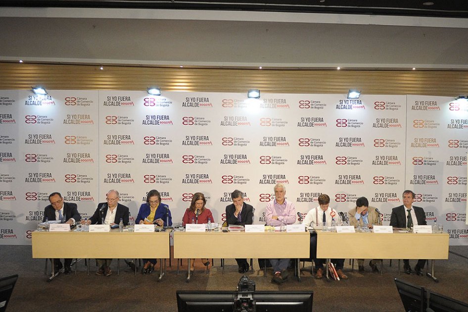 De izquierda a derecha: Ricardo Arias (Libres), Carlos Vicente de Roux (Alianza Verde), Clara López (Polo Democrático), María Mercedes Maldonado (Progresistas),  Rafael Pardo (Partido Liberal-La U), Enrique Peñalosa (Equipo por Bogotá-Cambio Radical), Daniel Raisbeck (Libertarios), Francisco Santos (Centro Democrático) y Álex Vernot (Pueblo, Tierra y Futuro). / El Espectador