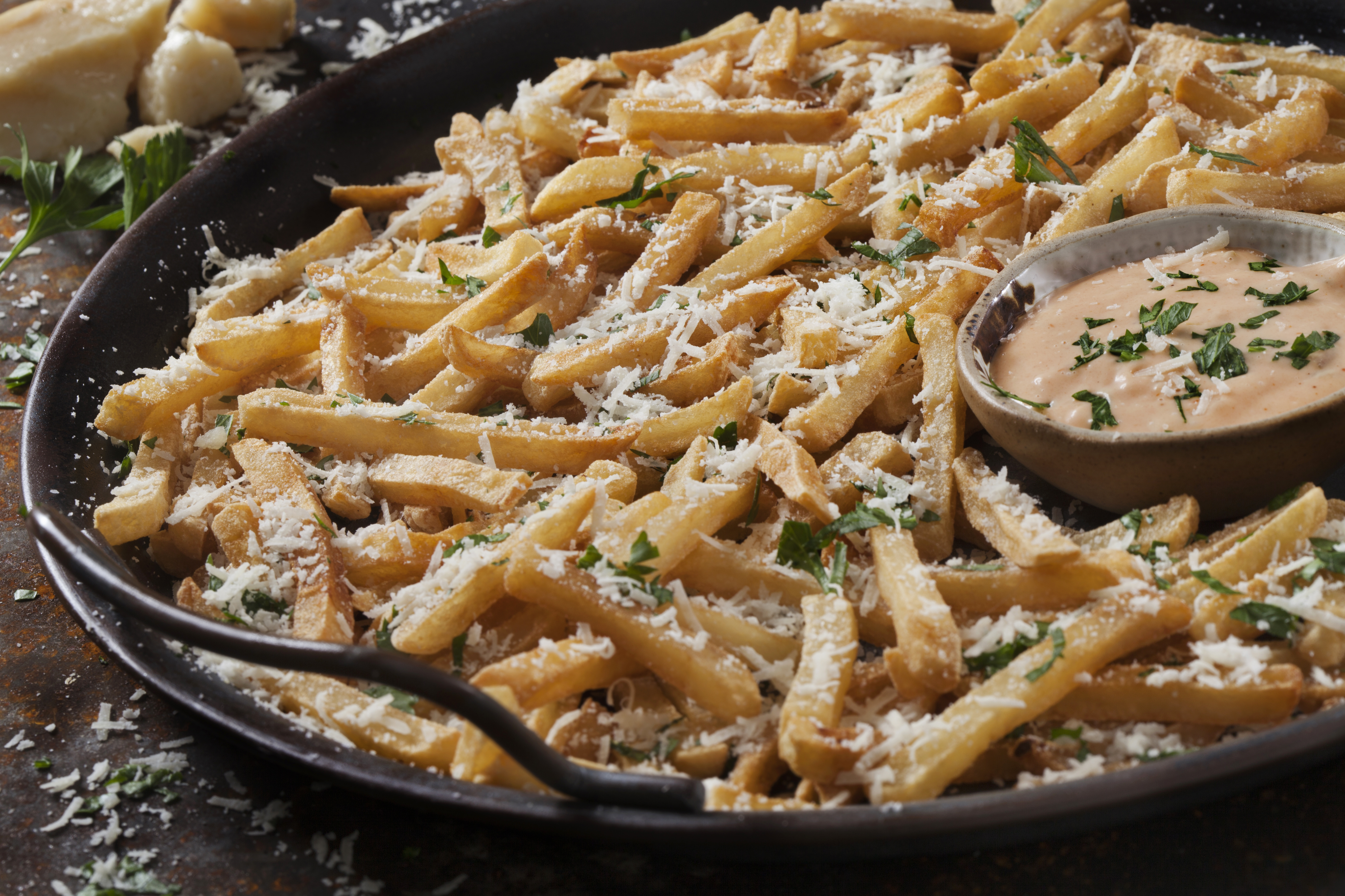 Así se preparan unas ricas papas crujientes con queso parmesano