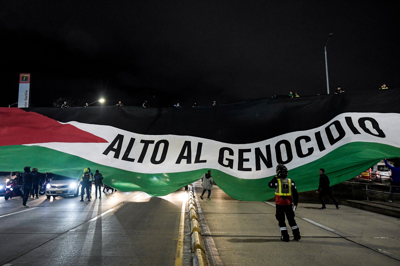 En la previa del duelo entre Millonarios y Palestino, un grupo de personas desplegó una bandera gigante en el puente de la 30 para demostrar su apoyo al pueblo palestino. 

De hecho, el domingo, en el aeropuerto El Dorado, hinchas de varios equipos le dieron la bienvenida al equipo con cantos y banderas.