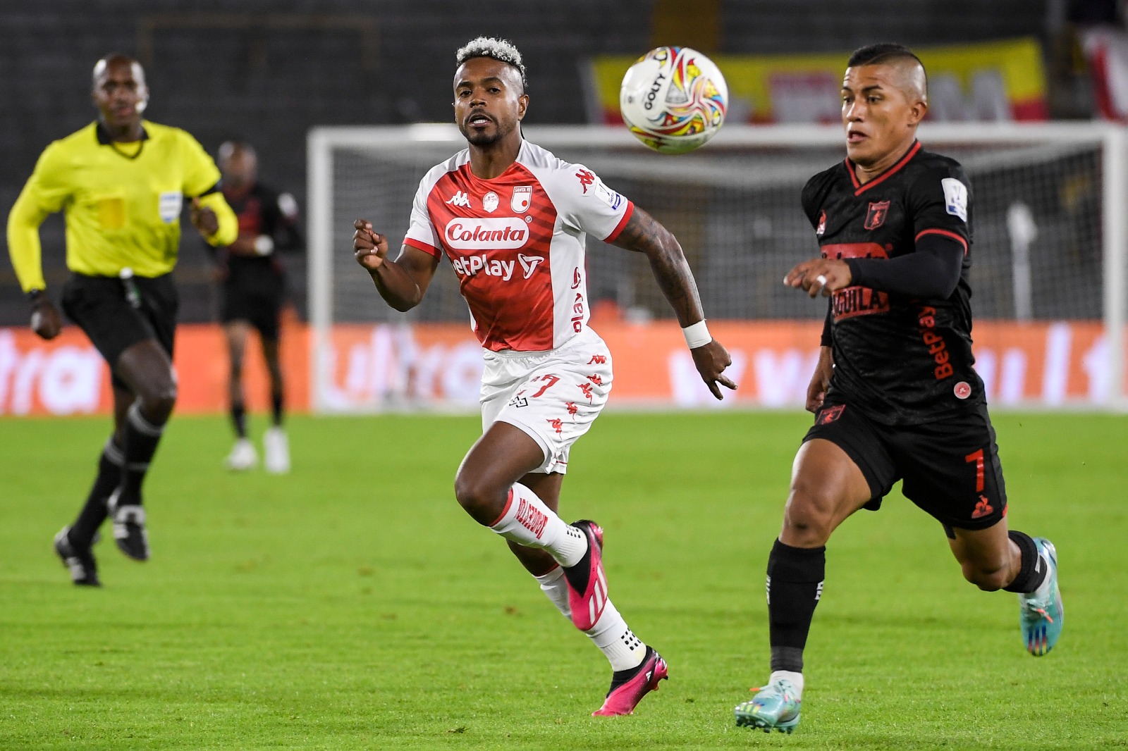 Cristian Barrios (América) disputa un balón con Fabián Viáfara (Santa Fe).