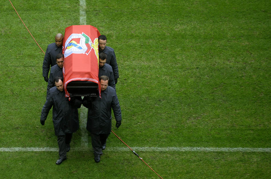 Portugal le da el último adiós a Eusebio