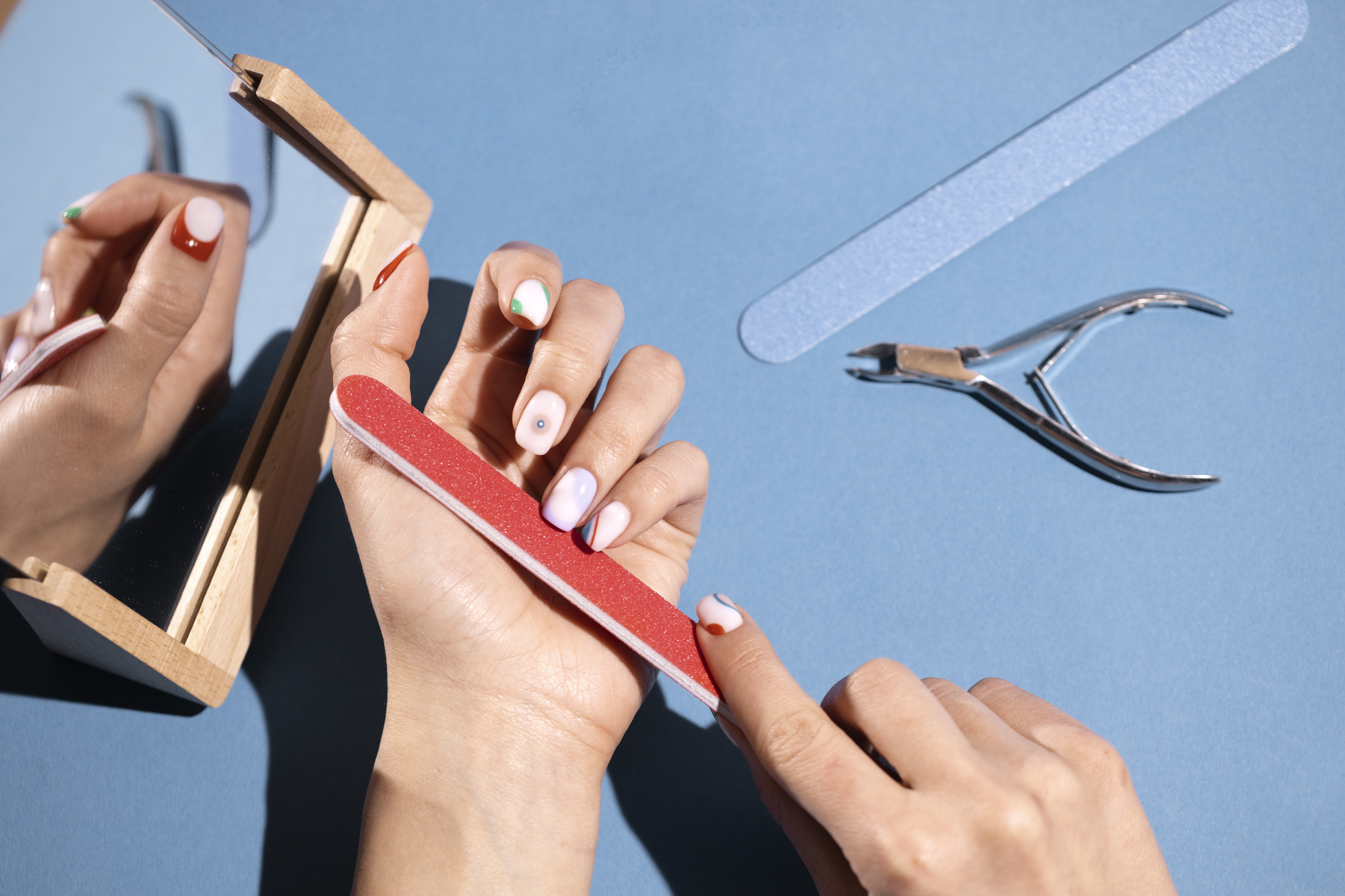 Estos diseños de uñas cuadradas son perfectos para montarte en esta ola de tendencias ¡Y lo mejor! Las puedes hacer tú misma en casa.