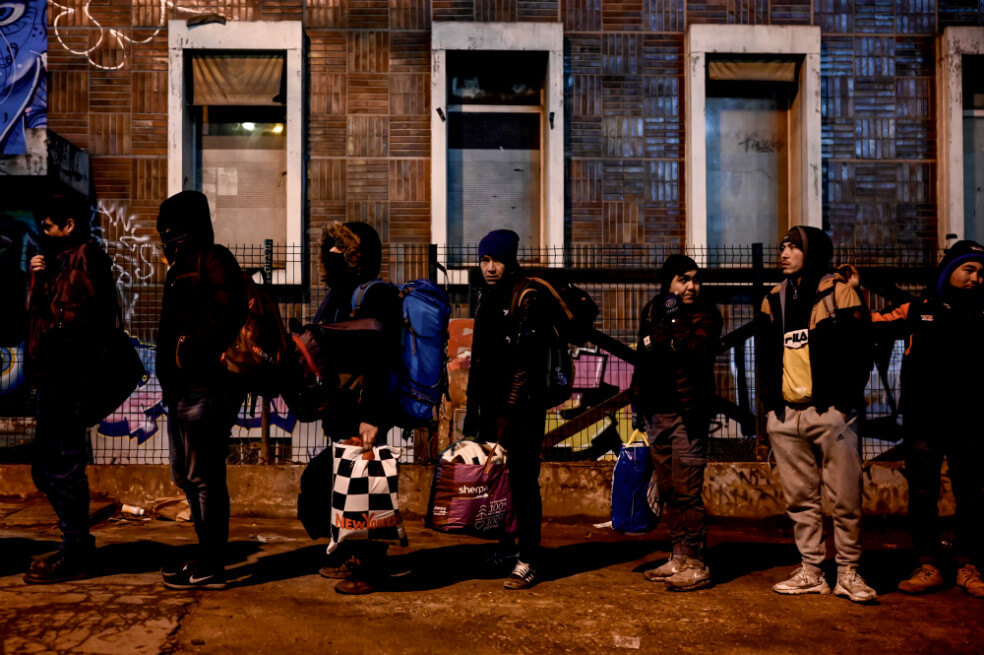 La policía francesa desmantela otro campamento de migrantes en París