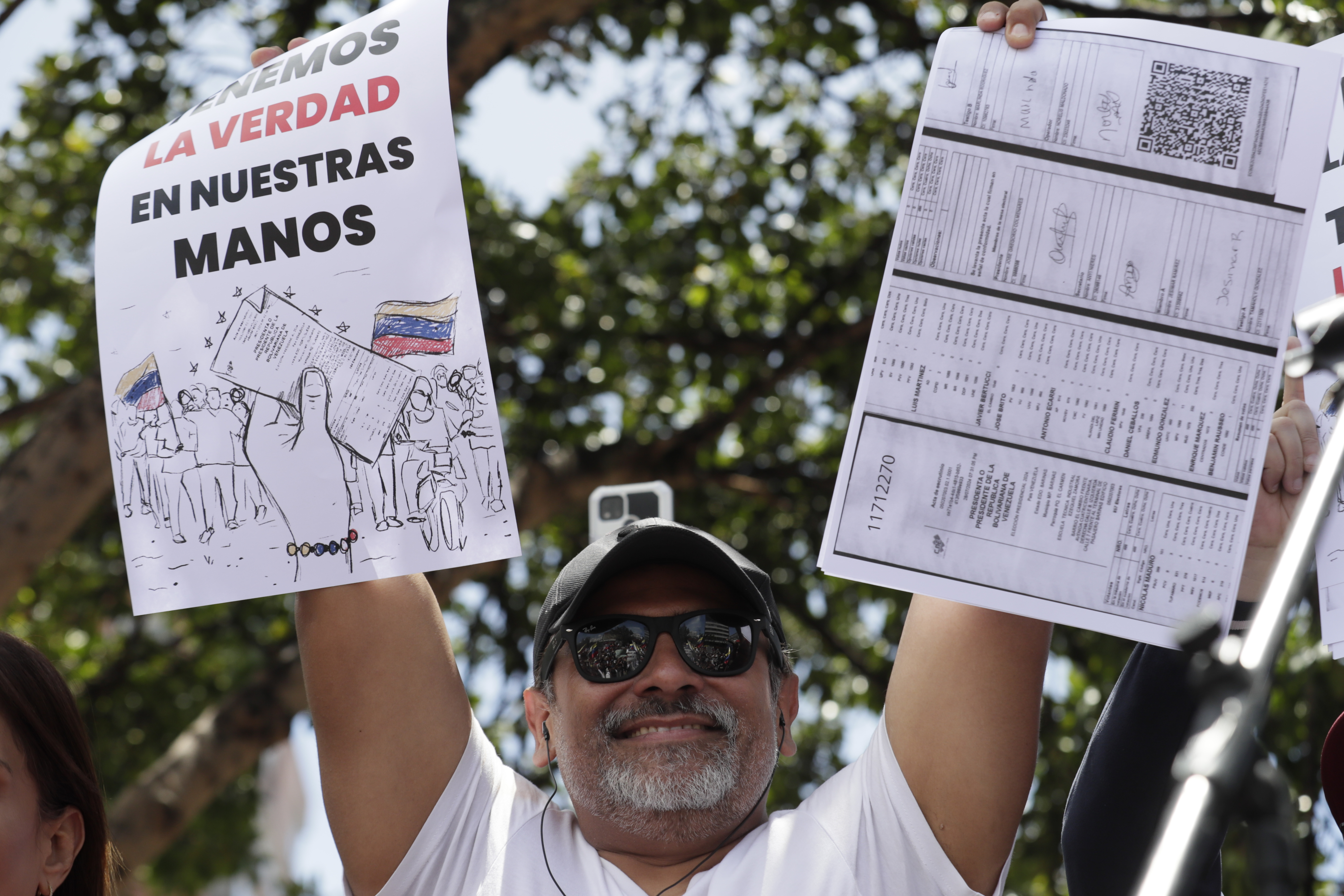 AME1192. BOGOTÁ (COLOMBIA), 17/08/2024.- Un ciudadano venezolano sostiene un cartel en una concentración para manifestarse en contra de los resultados oficiales de las elecciones en Venezuela este jueves, en Bogotá (Colombia). Venezolanos en todo el mundo se reunieron para denunciar los resultados oficiales de las elecciones que dieron como vencedor al chavista Nicolás Maduro y han sido cuestionados por la comunidad internacional. EFE/ Carlos Ortega