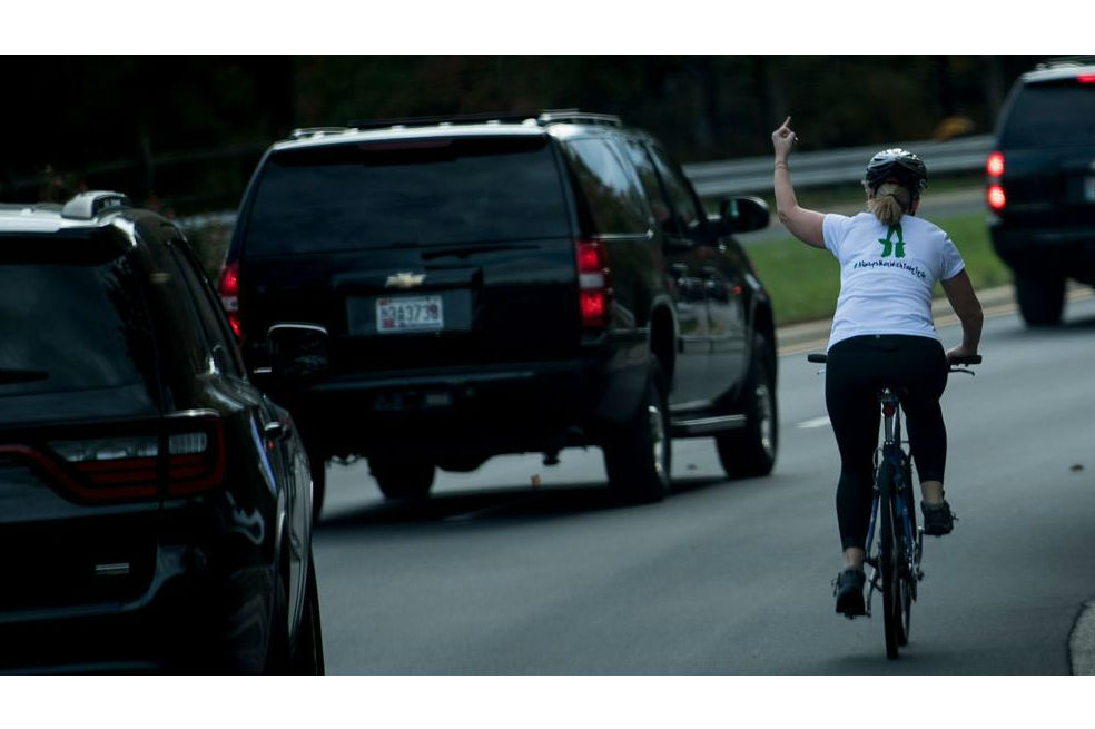 Ciclista fue despedida por sacarle el dedo medio a Trump