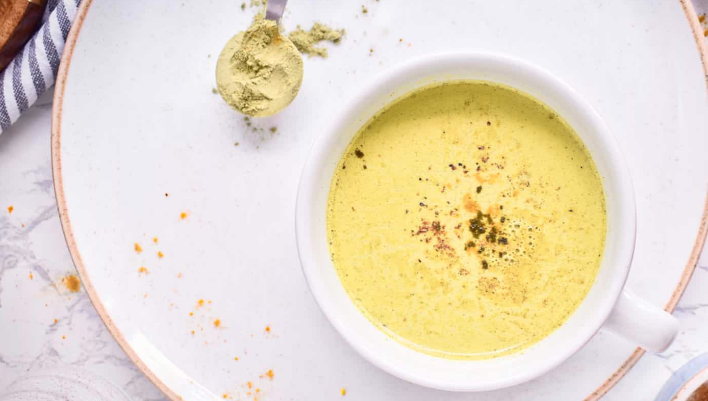 Aprende a preparar un “latte” dorado de cúrcuma y matcha cremoso en solo cinco minutos