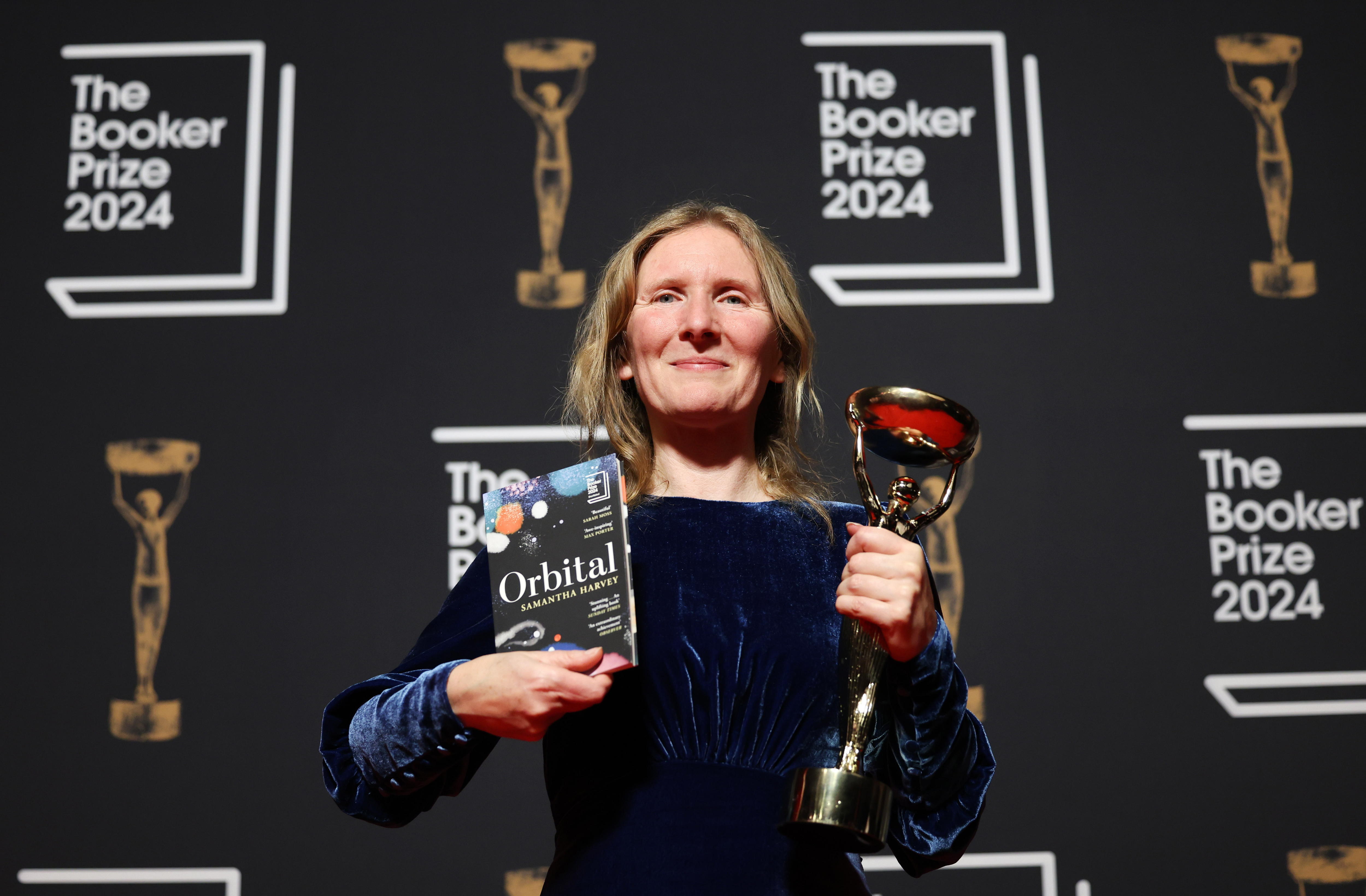Samantha Harvey, ganadora del premio Booker 2024 por “Orbital”