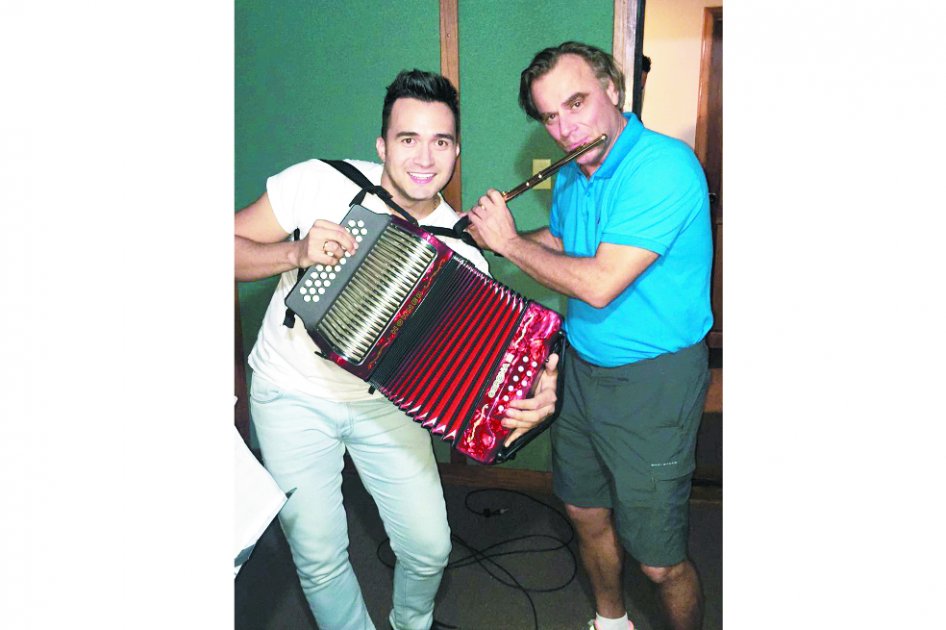 Sergio Luis Rodríguez y Andrea Griminelli durante la grabación del álbum "Vientos vallenatos". / Cortesía Codiscos