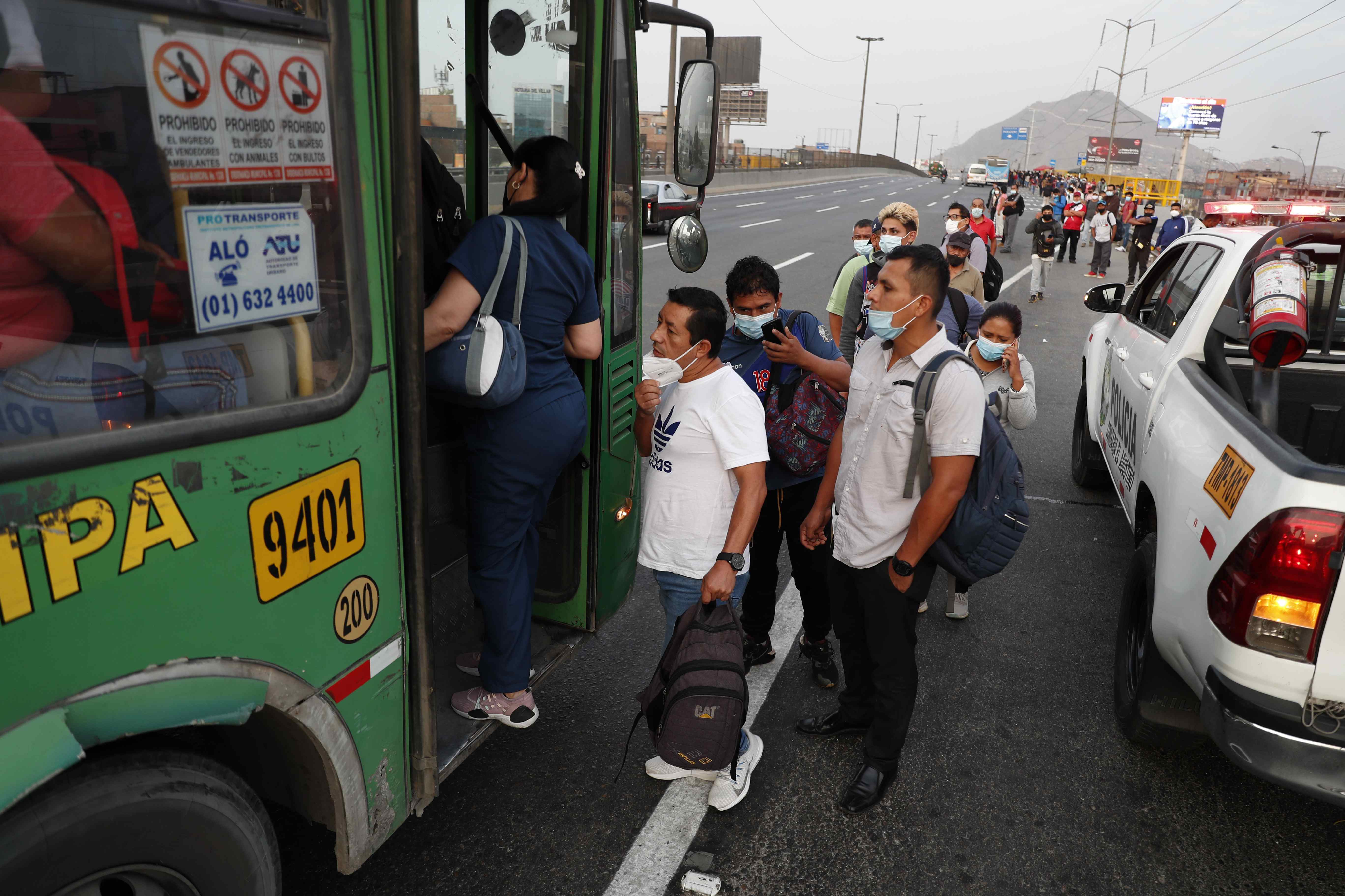 Pedro Castillo impuso el toque de queda tras un paro transportista en Perú