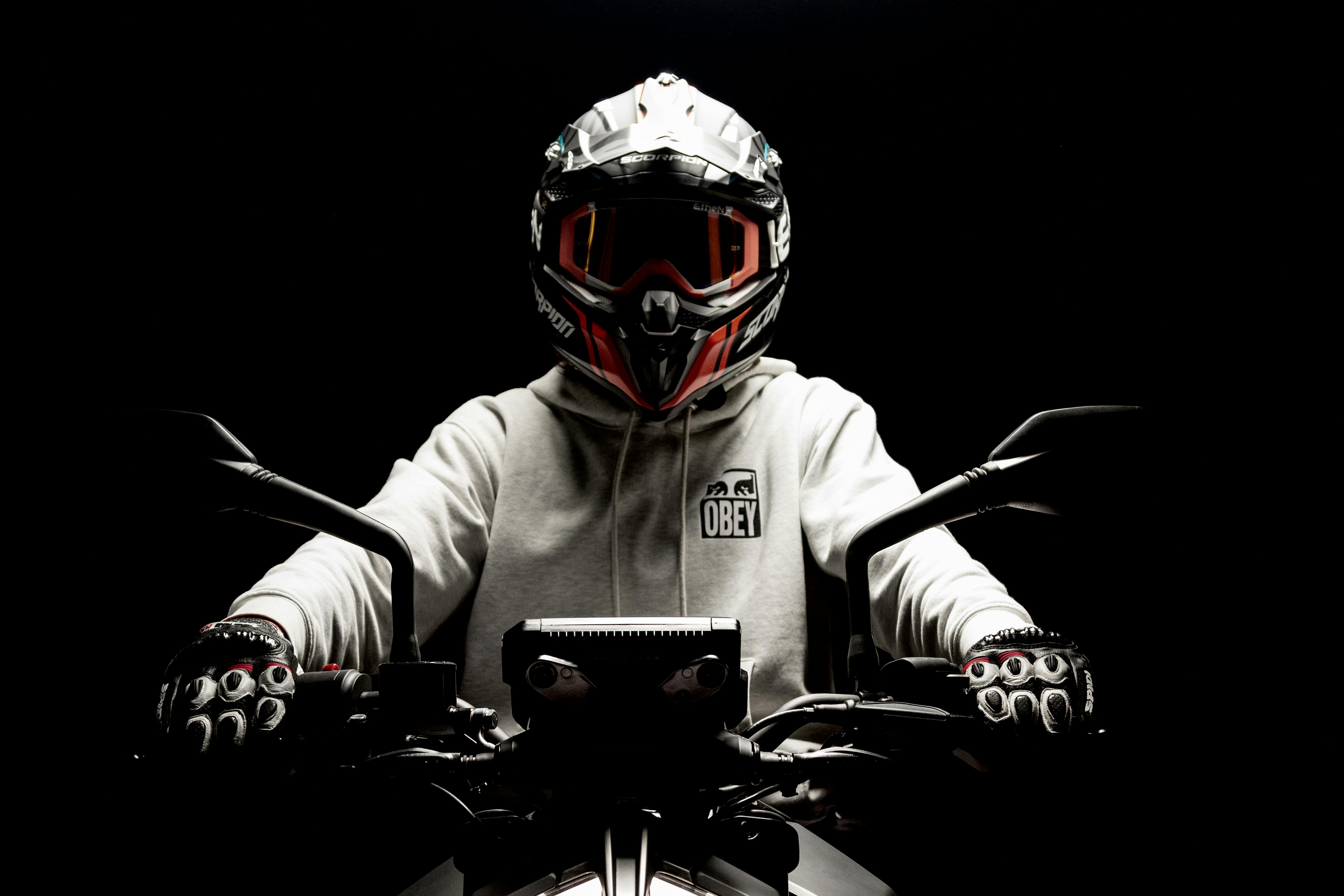 ¿Pueden multar a los motociclistas por no usar protección certificada?