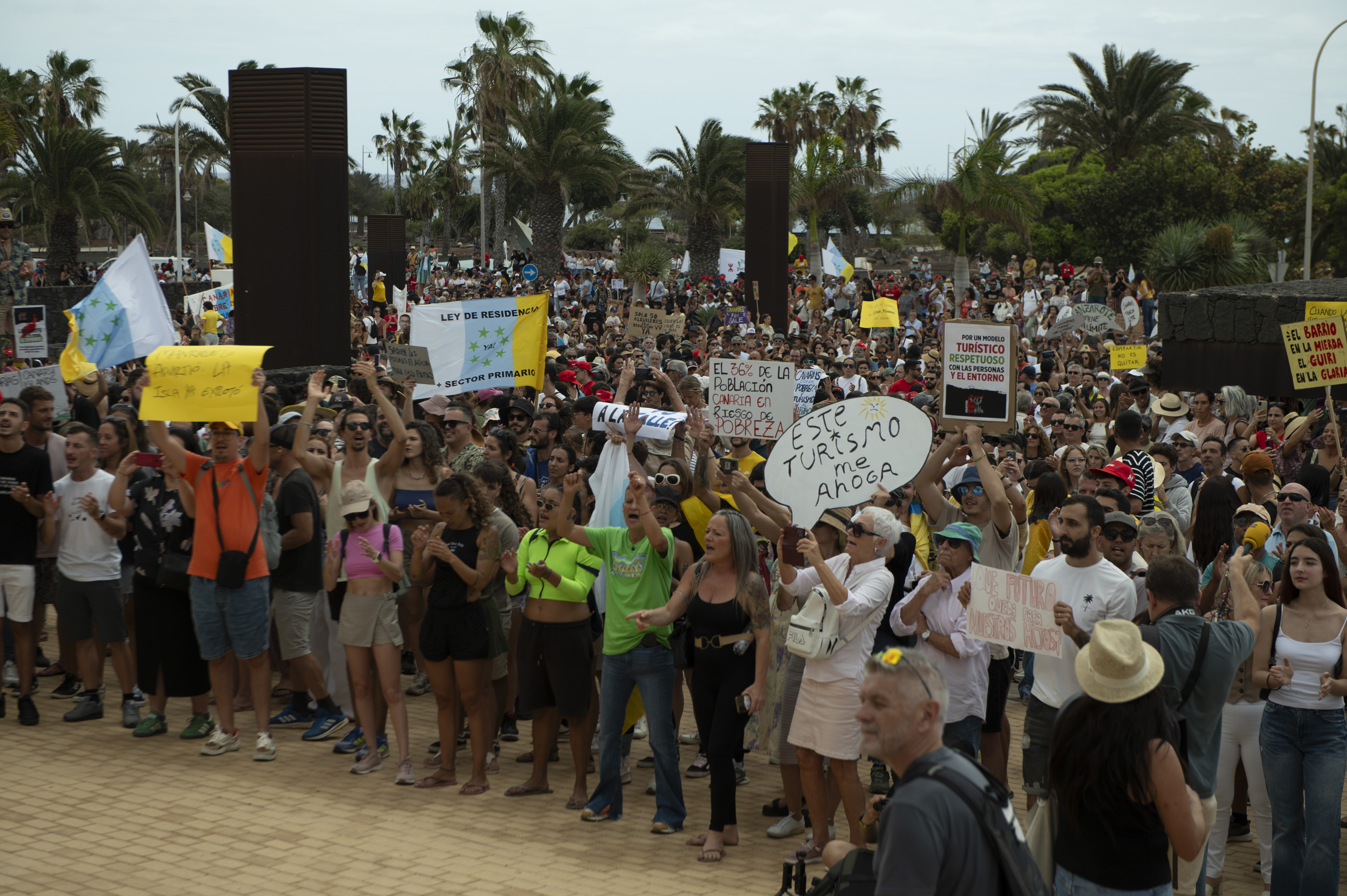 ARRECIFE (LANZAROTE), 20/04/2024.- Manifestación contra la masificación turística celebrada en Lanzarote este sábado. Unos 9000 ciudadanos, según la policía local de Arrecife, han recorrido la capital de la isla. Miles de personas salieron este sábado a las calles en las ocho islas de Canarias (Atlántico) para pedir al unísono un giro en el modelo turístico de masas y, por extensión, socioeconómico del archipiélago en una cita que evoca a las grandes movilizaciones históricas vividas en esta comunidad. EFE/ Adriel Perdomo
