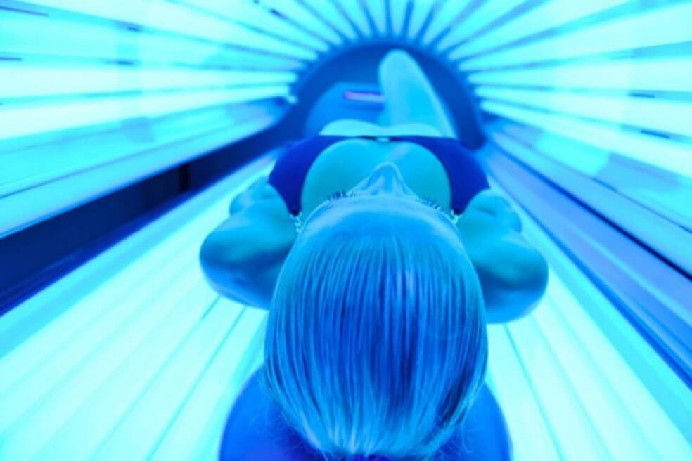 El tipo de radiación ultravioleta emitida por la mayoría de las camas de bronceado se llama UVA.  / Foto: cortesía Mayo Clinic. 