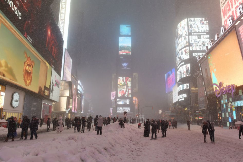 Operaciones de limpieza empiezan en EE.UU. tras mortal tormenta «Snowzilla»